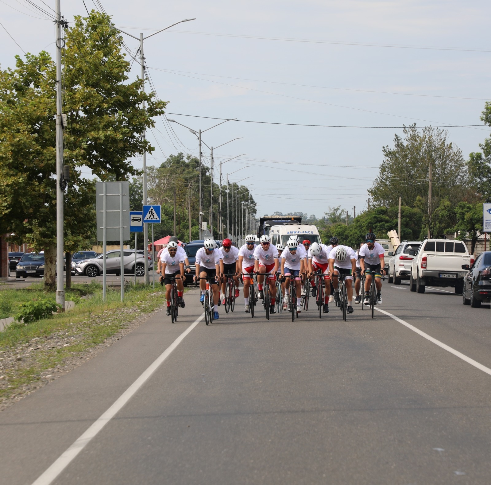 <p style="text-align: justify">ახალგაზრდობის საერთაშორისო დღესთან დაკავშირებით, ზუგდიდის მუნიციპალიტეტის მერიის ორგანიზებით, ველომარათონი გაიმართა.</p><p style="text-align: justify">ველომარათონმა სტარტი ჭითაწყარის ადმინისტრაციულ ერთეულში აიღო და მერაბ კოსტავას სახელობის ზუგდიდის N2 საჯარო სკოლის მიმდებარედ დასრულდა.</p><p style="text-align: justify">ველომარათონში 30-მდე ველომრბოლელი მონაწილეობდა, მათ შორის იყვნენ მონაწილეები სხვადასხვა მუნიციპალიტეტებიდან.</p><p style="text-align: justify">გამარჯვებულებს სპეციალური პრიზები და ფულადი ჯილდო ზუგდიდის მერმა მამუკა წოწერიამ და მერის პირველმა მოადგილემ, კონსტანტინე კაკავამ გადასცეს.</p><p style="text-align: justify">ადგილები შემდეგნაირად გადანაწილდა:</p><p style="text-align: justify">პირველი ადგილი ბათუმელმა გიორგი სუვაძოგლუმ დაიკავა, რომელსაც 1000 ლარი გადაეცა.</p><p style="text-align: justify">მეორე - მესამე ადგილები მცხეთელმა ძმებმა ნიკა და ავთანდილ ფირანიშვილებმა გადაინაწილეს (ფულადი ჯილდო 800 და 600 ლარი).</p><p style="text-align: justify">ღონისძიებას თბილისის ველოსპორტის კავშირის პრეზიდენტი დავით ასკურავა ესწრებოდა.</p><p style="text-align: justify">დღის განმავლობაში, ახალგაზრდობის საერთაშორისო დღესთან დაკავშირებით, მოსწავლე ახალგაზრდობის სასახლის ორგანიზებით, სხვადასხვა ღონისძიებები გაიმართება. მათ შორის, სპორტული აქტივობები და ფერების ფესტივალი.</p>