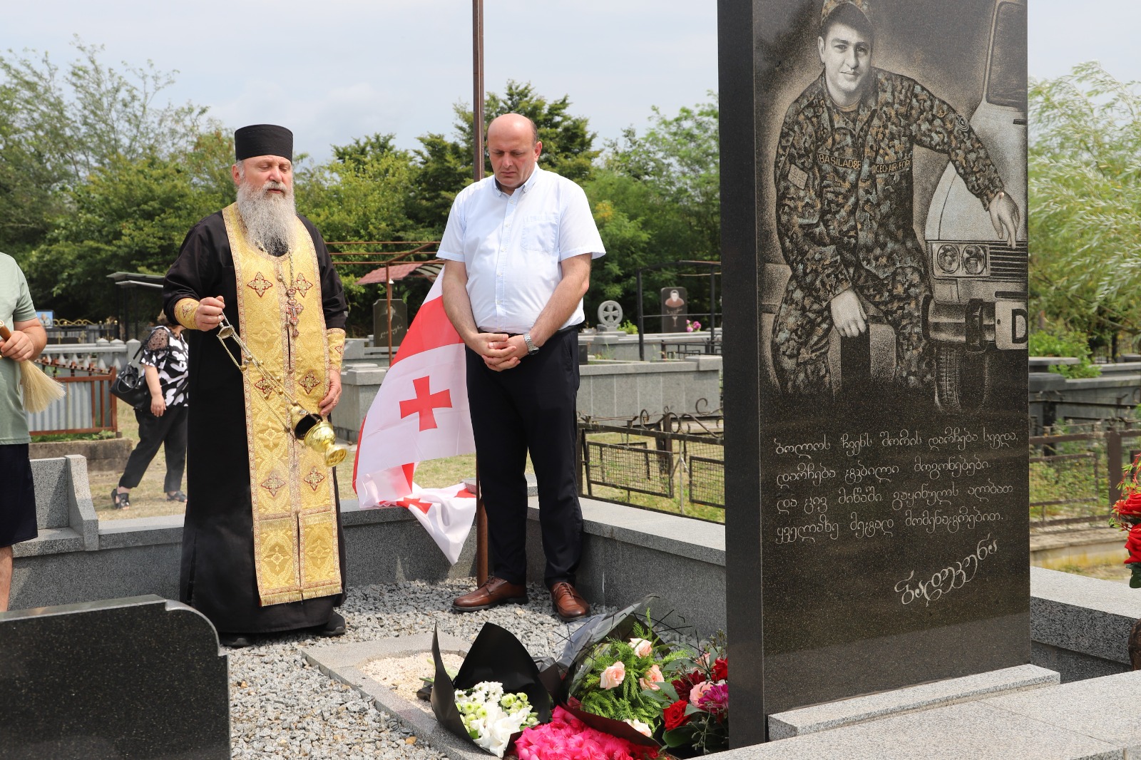 <p style="text-align: justify">თერჯოლაში აგვისტოს ომში გარდაცვლილი გმირები გაიხსენეს.</p><p style="text-align: justify">თერჯოლის მუნიციპალიტეტის მერმა მანუჩარ რობაქიძემ და საკრებულოს თავმჯდომარე გიორგი ბარათაშვილმა&nbsp; 8 აგვისტოს ომში დაღუპულ გმირებს პატივი მიაგეს.</p><p style="text-align: justify">ხელმძღვანელმა პირებმა,ადგილობრივი თვითმმართველობის წარმომადგენლებთან, სამხედრო პირებსა და ოჯახის წევრებთან &nbsp;ერთად გვირგვინებით და ყვავილებით შეამკეს სოფელ ღვანკითში ვალერი გოგნაძის მემორიალი, სოფელ ძევრში უშანგი (შმაგი) სოფრომაძის მემორიალი, სოფელ ზედა სიმონეთში ალია ბარდაველიძის მემორიალი, ხოლო სოფელ კვახჭირსა და ჭოგნარში კი გიგა სახელაშვილის და ბადრი ბასილაძის საფლავები და წუთიერი დუმილით პატივი მიაგეს გარდაცვლილი გმირების ნათელ ხსოვნას. თერჯოლისა და ტყიბულის ეპარქიის სასულიერო პირებმა კი გმირთა სულების &nbsp;მოსახსენებელი პანაშვიდი გადაიხადეს.</p><p style="text-align: justify">2008 წლის რუსეთ-საქართველოს ომში თერჯოლის მუნიციპალიტეტიდან 5 მებრძოლი დაიღუპა: ვალერი გოგნაძე, ალია ბარდაველიძე, უშანგი სოფრომაძე, გიგა სახელაშვილი და ბადრი ბასილაძე.</p><p style="text-align: justify">მუნიციპალიტეტის მერის ინიციატივით, ადგილობრივი ბიუჯეტიდან გმირების ოჯახებს ფულადი დახმარება გადაეცემათ.</p><p style="text-align: justify">ქვეყნის მთელ ტერიტორიაზე, აგვისტოს ომში &nbsp;დაღუპულთა ხსოვნის პატივსაცემად, სახელმწიფო დროშები დაშვებულია ადმინისტრაციულ შენობებზე და საზღვარგარეთ საქართველოს დიპლომატიურ წარმომადგენლობებში.</p>