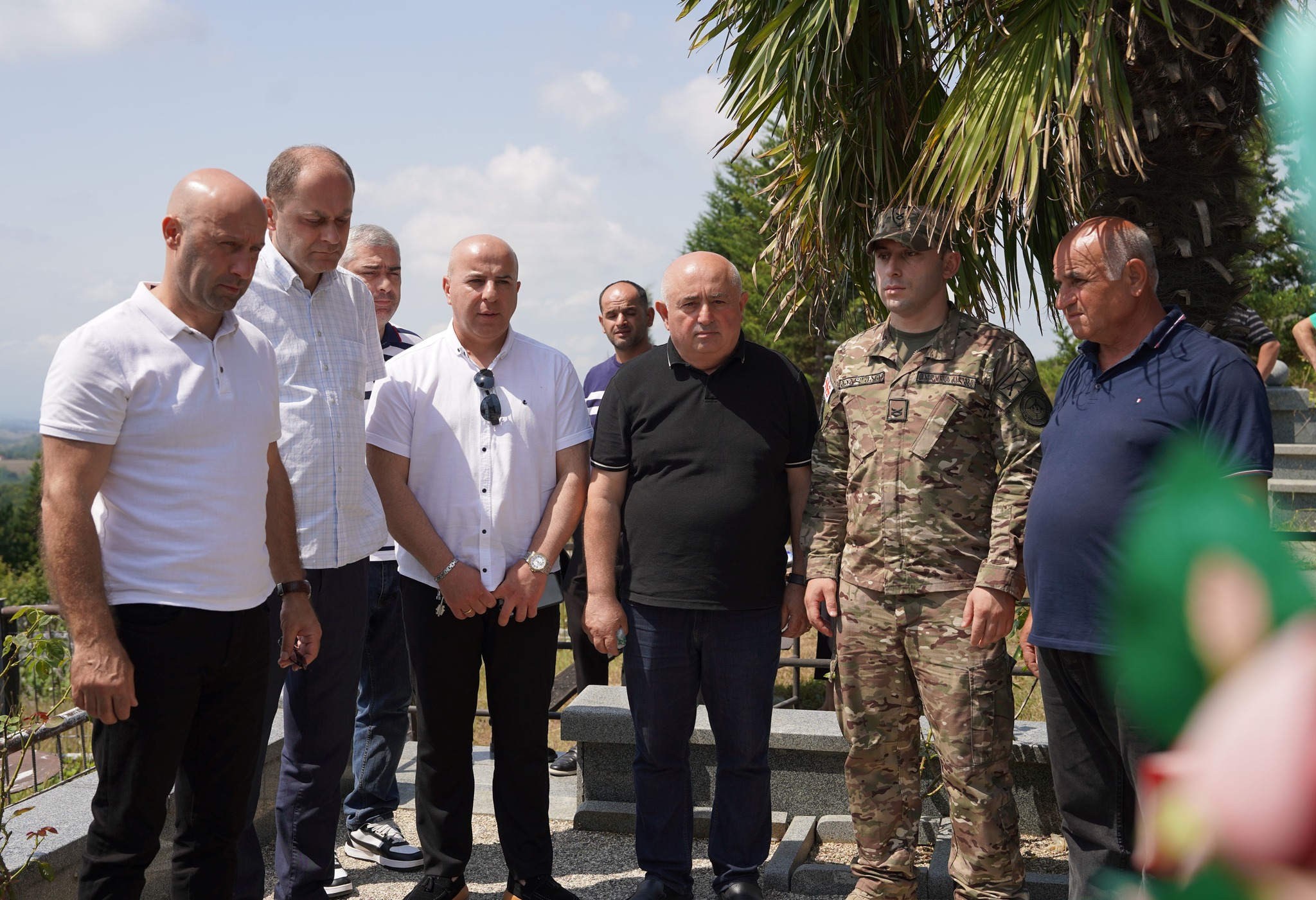 <p style="text-align: justify">2008 წლის აგვისტოს ომიდან 17 წელი გავიდა.</p><p style="text-align: justify">ჭიათურის მუნიციპალიტეტის მერმა გივი მოდებაძემ, საკრებულოს თავმჯდომარის პირველმა მოადგილემ დავით ლაბაძემ, მერის პირველმა მოადგილემ დავით წერეთელმა, მერის მოადგილემ დავით ბიწაძემ, საქართველოს თავდაცვის სამინისტროს ეროვნული სააგენტოს სამხედრო აღრიცხვის, გაწვევისა და რეკრუტირების იმერეთის, ჭიათურის მუნიციპალური განყოფილების უფროსის მოადგილემ ბათუ ღვალაძემ და ადგილობრივი ხელისუფლების წარმომადგენლებმა შინდისის ბრძოლაში დაღუპული გმირის შმაგი კუპატაძის საფლავი გვირგვინით შეამკეს და მის ხსოვნას პატივი მიაგეს.</p><p style="text-align: justify">შმაგი კუპატაძე ჭიათურის მუნიციპალიტეტის სოფელ ღვითორში 1986 წლის 11 სექტემბერს დაიბადა.</p><p style="text-align: justify">სავალდებულო სამხედრო სამსახურის გავლის შემდეგ, 2007 წელს საკონტრაქტო სამსახურს მოაწერა ხელი და სენაკის სამხედრო ბაზის მეორე ბრიგადის საარტილერიო ასეულში კაპრალად მსახურობდა.</p><p style="text-align: justify">შმაგი კუპატაძემ 2008 წლის 11 აგვისტოს რუსეთის არმიის წინააღმდეგ უთანასწორო ბრძოლას საკუთარი სიცოცხლე გმირულად შესწირა.</p><p style="text-align: justify">"2008 წლის აგვისტოს ომი ჩვენი ქვეყნის უახლესი ისტორიის ერთ-ერთი მძიმე და ტრაგიკული თარიღია. დღეს, გავიხსენეთ და პატივი მივაგეთ შინდისის გმირს შმაგი კუპატაძეს. მისი და იმ სხვა ქართველი ჯარისკაცების თავდადება, რომლებმაც რუსეთ-საქართველოს ომს სიცოცხლე შესწირეს, სამაგალითოა მომავალი თაობებისთვის. ჩვენს ქვეყანას, მათ ოჯახებსა და ახლობლებს თანაგრძნობას და სოლიდარობას ვუცხადებ. ჩვენი ქვეყნის ტერიტორიული მთლიანობა აუცილებლად აღდგება მშვიდობიანი გზით“, – განაცხადა ჭიათურის მერმა გივი მოდებაძემ.</p><p style="text-align: justify">საქართველოს მთავრობის განკარგულებით, აფხაზეთისა და ცხინვალის რეგიონების უკანონო ოკუპაციის მიზნით, რუსეთის მიერ საქართველოში განხორციელებული ფართომასშტაბიანი სამხედრო ინტერვენციის შედეგად დაღუპულთა ხსოვნის პატივსაცემად, 8 აგვისტოს საქართველოს მთელს ტერიტორიაზე არსებულ ადმინისტრაციული ორგანოების შენობებზე სახელმწიფო დროშები დაშვებულია.</p>