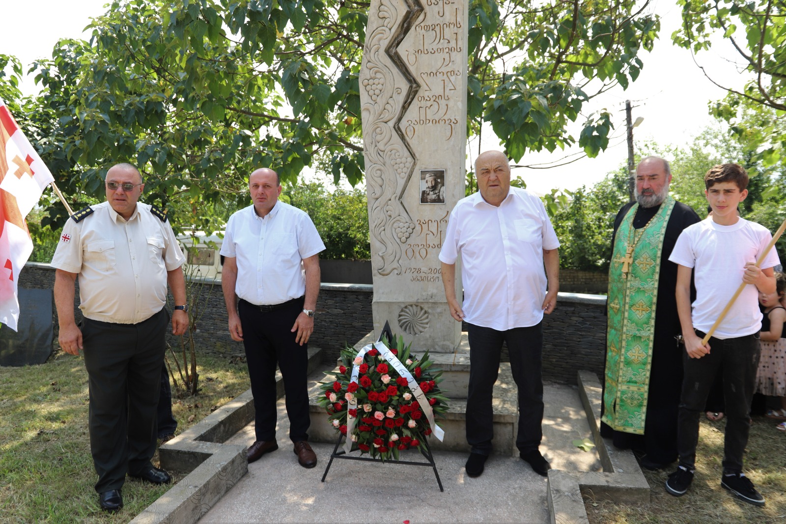 <p style="text-align: justify">თერჯოლაში აგვისტოს ომში გარდაცვლილი გმირები გაიხსენეს.</p><p style="text-align: justify">თერჯოლის მუნიციპალიტეტის მერმა მანუჩარ რობაქიძემ და საკრებულოს თავმჯდომარე გიორგი ბარათაშვილმა&nbsp; 8 აგვისტოს ომში დაღუპულ გმირებს პატივი მიაგეს.</p><p style="text-align: justify">ხელმძღვანელმა პირებმა,ადგილობრივი თვითმმართველობის წარმომადგენლებთან, სამხედრო პირებსა და ოჯახის წევრებთან &nbsp;ერთად გვირგვინებით და ყვავილებით შეამკეს სოფელ ღვანკითში ვალერი გოგნაძის მემორიალი, სოფელ ძევრში უშანგი (შმაგი) სოფრომაძის მემორიალი, სოფელ ზედა სიმონეთში ალია ბარდაველიძის მემორიალი, ხოლო სოფელ კვახჭირსა და ჭოგნარში კი გიგა სახელაშვილის და ბადრი ბასილაძის საფლავები და წუთიერი დუმილით პატივი მიაგეს გარდაცვლილი გმირების ნათელ ხსოვნას. თერჯოლისა და ტყიბულის ეპარქიის სასულიერო პირებმა კი გმირთა სულების &nbsp;მოსახსენებელი პანაშვიდი გადაიხადეს.</p><p style="text-align: justify">2008 წლის რუსეთ-საქართველოს ომში თერჯოლის მუნიციპალიტეტიდან 5 მებრძოლი დაიღუპა: ვალერი გოგნაძე, ალია ბარდაველიძე, უშანგი სოფრომაძე, გიგა სახელაშვილი და ბადრი ბასილაძე.</p><p style="text-align: justify">მუნიციპალიტეტის მერის ინიციატივით, ადგილობრივი ბიუჯეტიდან გმირების ოჯახებს ფულადი დახმარება გადაეცემათ.</p><p style="text-align: justify">ქვეყნის მთელ ტერიტორიაზე, აგვისტოს ომში &nbsp;დაღუპულთა ხსოვნის პატივსაცემად, სახელმწიფო დროშები დაშვებულია ადმინისტრაციულ შენობებზე და საზღვარგარეთ საქართველოს დიპლომატიურ წარმომადგენლობებში.</p>