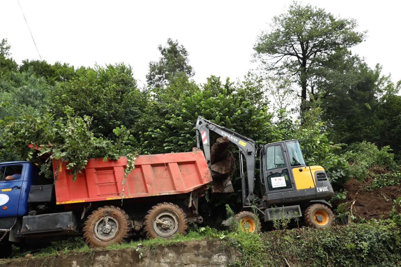 <p style="text-align: justify">აჭარის ავტონომიური რესპუბლიკის თავმჯდომარე სულხან თამაზაშვილი ხელვაჩაურის მუნიციპალიტეტში უხვი ნალექის შედეგად მიყენებული ზიანის სალიკვიდაციო სამუშაოებს გაეცნო.</p><p style="text-align: justify">ხელვაჩაურის მუნიციპალიტეტში უხვი ნალექის შედეგად დაიტბორა, როგორც ცენტრალური, ასევე შიდა საუბნო გზები და რამდენიმე ადგილზე განვითარდა მეწყრული პროცესები.</p><p style="text-align: justify">საცხოვრებელ სახლებთან განვითარებული მეწყრული პროცესების გამო, უსაფრთხოების მიზნით დროებით გაყვანილი იქნა 15 ოჯახი.</p><p style="text-align: justify">სტიქიის სალიკვიდაციო სამუშაოებში ჩართულია მერიის სამსახურები და ყველა შესაბამისი უწყება.</p><p style="text-align: justify">მთელი დღის განმავლობაში, მძიმე ტექნიკის საშუალებით აქტიურად მიმდინარეობდა გზების გაწმენდითი სამუშაოები.</p><p style="text-align: justify">უხვი ნალექის შედეგად სათავე ნაგებობებზე შექმნილი პრობლემის გამო სასმელი წყალი არ მიეწოდება მახინჯაურის და შარაბიძეების თემების ნაწილს.</p><p style="text-align: justify">ელექტროენერგია არ მიეწოდება სოფელ ერგეში (ბაშკო ეკალაური) 40 აბონენტს, 20 აბონენტის აღდგენითი სამუშაოები დასრულდება უახლოეს საათებში.</p>
