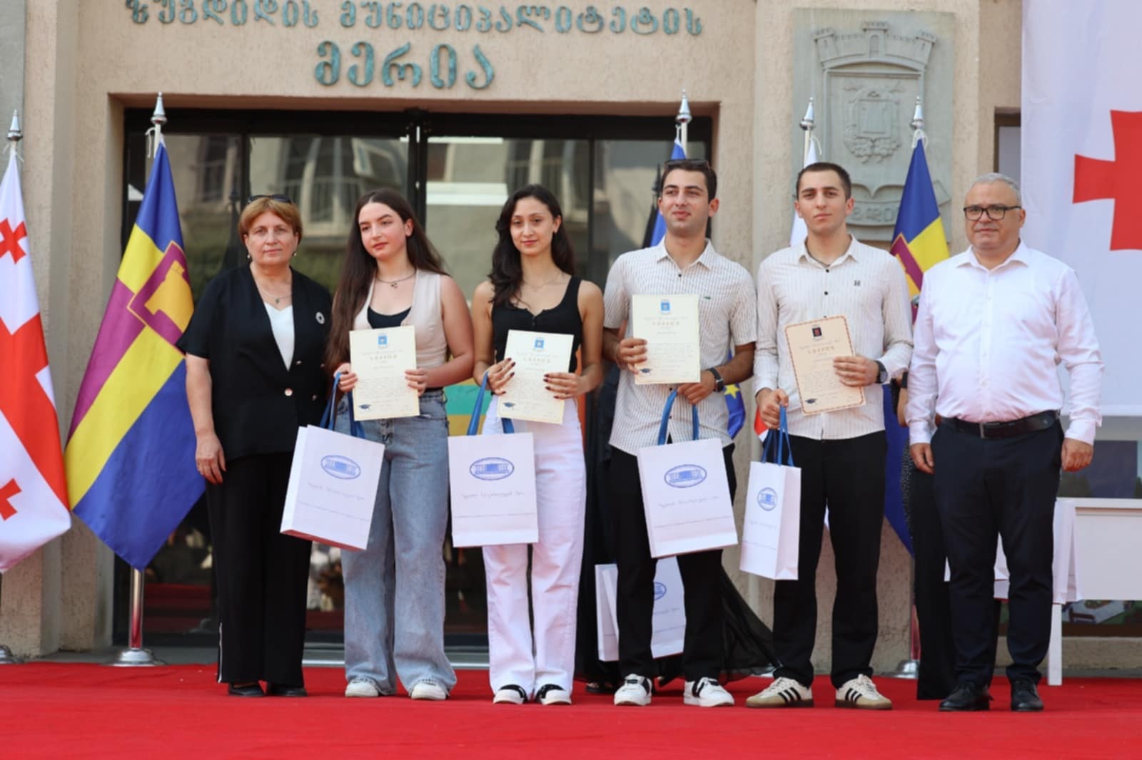 <p style="text-align: justify">ზუგდიდის მერიაში, 2024-2025 სასწავლო წლის წარჩინებული მოსწავლეების, ოქროსა და ვერცხლის მედალოსნების დაჯილდოება გაიმართა.</p><p style="text-align: justify">მედალოსნებს სიგელები და საჩუქრები სამეგრელო-ზემო სვანეთის სახელმწიფო რწმუნებულმა დავით ვერავამ და ზუგდიდის მერმა მამუკა წოწერიამ გადასცეს.</p><p style="text-align: justify">დაჯილდოვდა 146 ოქროსა და 14 ვერცხლის მედალოსანი წარმატებული მოსწავლე.</p><p style="text-align: justify">მედალოსნების დაჯილდოების ცერემონიალის დასრულების შემდეგ, საჯარო სკოლების 10 ღვაწლმოსილი მასწავლებლისთვის ზუგდიდის დამსახურებული მოღვაწის საპატიო წოდების გადაცემის ცერემონია გაიმართა.</p><p style="text-align: justify">ზუგდიდის დამსახურებული მოღვაწის საპატიო წოდება მიენიჭათ:</p><p style="text-align: justify">აკაკი წერეთლის სახელობის N1 საჯარო სკოლის წამყვან მასწავლებელს - ხათუნა ქვარცხავას,</p><p style="text-align: justify">მერაბ კოსტავას სახელობის N2 საჯარო სკოლის წამყვან მასწავლებელს - მედიკო ჯიქიას,</p><p style="text-align: justify">N4 საჯარო სკოლის რუსული ენის მასწავლებელს - ოლგა შესტაკოვას,</p><p style="text-align: justify">&nbsp;N5 საჯარო სკოლის წამყვან მასწავლებელს - დალი ჭკადუას,</p><p style="text-align: justify">&nbsp;N6 საჯარო სკოლის ქართული ენისა და ლიტერატურის უფროს მასწავლებელს - მადონა ქირიას,</p><p style="text-align: justify">N10 საჯარო სკოლის წამყვან მასწავლებელს - ნონა ლაგვილავას,</p><p style="text-align: justify">ახალაბასთუმნის საჯარო სკოლის წამყვან მასწავლებელს - მზია თორდიას,</p><p style="text-align: justify">დარჩელის N 1 საჯარო სკოლის უფროს მასწავლებელს - მარინე ქადარიას,</p><p style="text-align: justify">დარჩელის N 2 საჯარო სკოლის უფროს მასწავლებელს - როზეტა ზაქარაიას,</p><p style="text-align: justify">კახათის N1 საჯარო სკოლის წამყვან მასწავლებელს - ნონა დარასელიას.</p><p style="text-align: justify">სახელმწიფო რწმუნებულმა და მერმა მასწავლებლებს გაწეული ღვაწლისთვის მადლობა გადაუხადა. 10 ღვაწლმოსილი პედაგოგისთვის ზუგდიდის დამსახურებული მოღვაწის საპატიო წოდების მინიჭების გადაწყვეტილება, საპატიო წოდების მინიჭების სპეციალურმა კომისიამ მიიღო.</p>