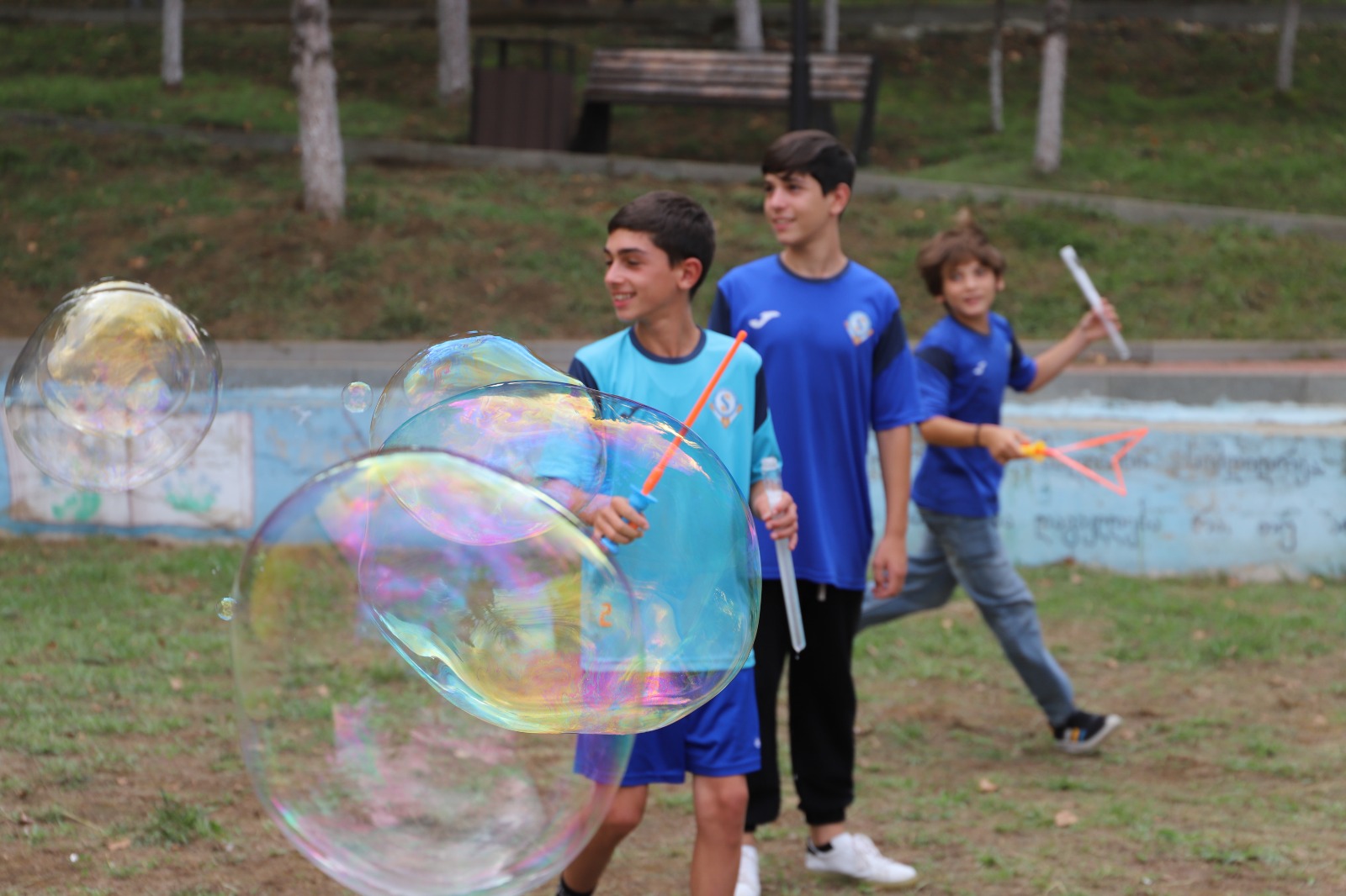 <p style="text-align: justify">ახალგაზრდობის საერთაშორისო დღესთან დაკავშირებით თერჯოლაში მუნიციპალიტეტის მერიის განათლების, კულტურის, სპორტის და ახალგაზრდულ საქმეთა სამსახურის ორგანიზებით, მრავალფეროვანი ღონისძიებები ჩატარდა.&nbsp;</p><p style="text-align: justify">მუნიციპალიტეტის მერიის ინფორმაციით, ღონისძიებების ფარგლებში გაიმართა პრეზენტაცია "ხელოვნური ინტელექტისა“ და "მომავლის ტექნოლოგიების“ შესახებ, ასევე მოეწყო "დრონების შოუ“ და მომავლის ტექნოლოგიების გამოფენა/ჩვენება, რომელიც დაინტერესებულ ახალგაზრდებს, მოსწავლე - ახალგაზრდობის მუნიციპალური ცენტრის რობოტექნიკის &nbsp;კლუბის კოორდინატორმა - &nbsp;ერეკლე კირკიტაძემ წარუდგინა.</p><p style="text-align: justify">"სკოლის მოსწავლეთა ჩართულობით გაიმართა საინტერესო ინტელექტუალური თამაში "გაიცანი შენი ქალაქი“, რომელშიც 20-ზე მეტი მონაწილე შეეჯიბრა ერთმანეთს, გამოვლინდნენ &nbsp;და სიგელებით დაჯილდოვდნენ გამარჯვებულები.</p><p style="text-align: justify">თერჯოლაში, ახალგაზრდობის საერთაშორისო დღეს, მთელი დღის განმავლობაში მიმდინარეობდა &nbsp;სპორტულ - გასართობი &nbsp;და შემეცნებითი აქტივობები: შაშში, ჭადრაკში, მაგიდის ჩოგბურთში, ასფალტზე ხატვაში, სახის მოხატვას და ბუშტების შოუზე.</p><p style="text-align: justify">ღონისძიებების კულმინაცია იყო „ფერების ფესტივალი“, აღსანიშნავია რომ ფესტივალი თერჯოლაში, პირველად ჩატარდა და ბავშვების დიდი მოწონება დაიმსახურა, ახალგაზრდების &nbsp;მხიარულ განწყობაზე &nbsp;ფესტივალის წამყვანმა და დიჯეიმ იზრუნეს.</p><p style="text-align: justify">ღონისძიებების დასასრულს კი თავისი რეპერტუარით &nbsp;თერჯოლელი მსმენელის წინაშე, ქართული ესტრადის ვარსკვლავი თემურ თათარაშვილი წარდგა. საქართველოს კულტურის სამინისტროს ეგიდით გამართულ&nbsp;სოლო კონცერტზე, მომღერლის შესრულებულმა კარგად ნაცნობი ჰიტებმა, ყველა თაობის &nbsp;მაყურებლის განსაკუთრებული ოვაციები დაიმსახურა", - აღნიშნულია ინფორმაციაში.</p>