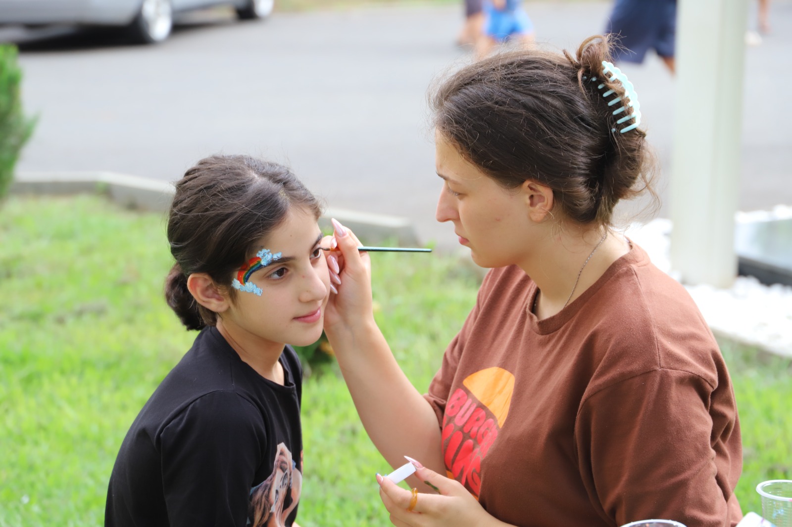 <p style="text-align: justify">ახალგაზრდობის საერთაშორისო დღესთან დაკავშირებით თერჯოლაში მუნიციპალიტეტის მერიის განათლების, კულტურის, სპორტის და ახალგაზრდულ საქმეთა სამსახურის ორგანიზებით, მრავალფეროვანი ღონისძიებები ჩატარდა.&nbsp;</p><p style="text-align: justify">მუნიციპალიტეტის მერიის ინფორმაციით, ღონისძიებების ფარგლებში გაიმართა პრეზენტაცია "ხელოვნური ინტელექტისა“ და "მომავლის ტექნოლოგიების“ შესახებ, ასევე მოეწყო "დრონების შოუ“ და მომავლის ტექნოლოგიების გამოფენა/ჩვენება, რომელიც დაინტერესებულ ახალგაზრდებს, მოსწავლე - ახალგაზრდობის მუნიციპალური ცენტრის რობოტექნიკის &nbsp;კლუბის კოორდინატორმა - &nbsp;ერეკლე კირკიტაძემ წარუდგინა.</p><p style="text-align: justify">"სკოლის მოსწავლეთა ჩართულობით გაიმართა საინტერესო ინტელექტუალური თამაში "გაიცანი შენი ქალაქი“, რომელშიც 20-ზე მეტი მონაწილე შეეჯიბრა ერთმანეთს, გამოვლინდნენ &nbsp;და სიგელებით დაჯილდოვდნენ გამარჯვებულები.</p><p style="text-align: justify">თერჯოლაში, ახალგაზრდობის საერთაშორისო დღეს, მთელი დღის განმავლობაში მიმდინარეობდა &nbsp;სპორტულ - გასართობი &nbsp;და შემეცნებითი აქტივობები: შაშში, ჭადრაკში, მაგიდის ჩოგბურთში, ასფალტზე ხატვაში, სახის მოხატვას და ბუშტების შოუზე.</p><p style="text-align: justify">ღონისძიებების კულმინაცია იყო „ფერების ფესტივალი“, აღსანიშნავია რომ ფესტივალი თერჯოლაში, პირველად ჩატარდა და ბავშვების დიდი მოწონება დაიმსახურა, ახალგაზრდების &nbsp;მხიარულ განწყობაზე &nbsp;ფესტივალის წამყვანმა და დიჯეიმ იზრუნეს.</p><p style="text-align: justify">ღონისძიებების დასასრულს კი თავისი რეპერტუარით &nbsp;თერჯოლელი მსმენელის წინაშე, ქართული ესტრადის ვარსკვლავი თემურ თათარაშვილი წარდგა. საქართველოს კულტურის სამინისტროს ეგიდით გამართულ&nbsp;სოლო კონცერტზე, მომღერლის შესრულებულმა კარგად ნაცნობი ჰიტებმა, ყველა თაობის &nbsp;მაყურებლის განსაკუთრებული ოვაციები დაიმსახურა", - აღნიშნულია ინფორმაციაში.</p>