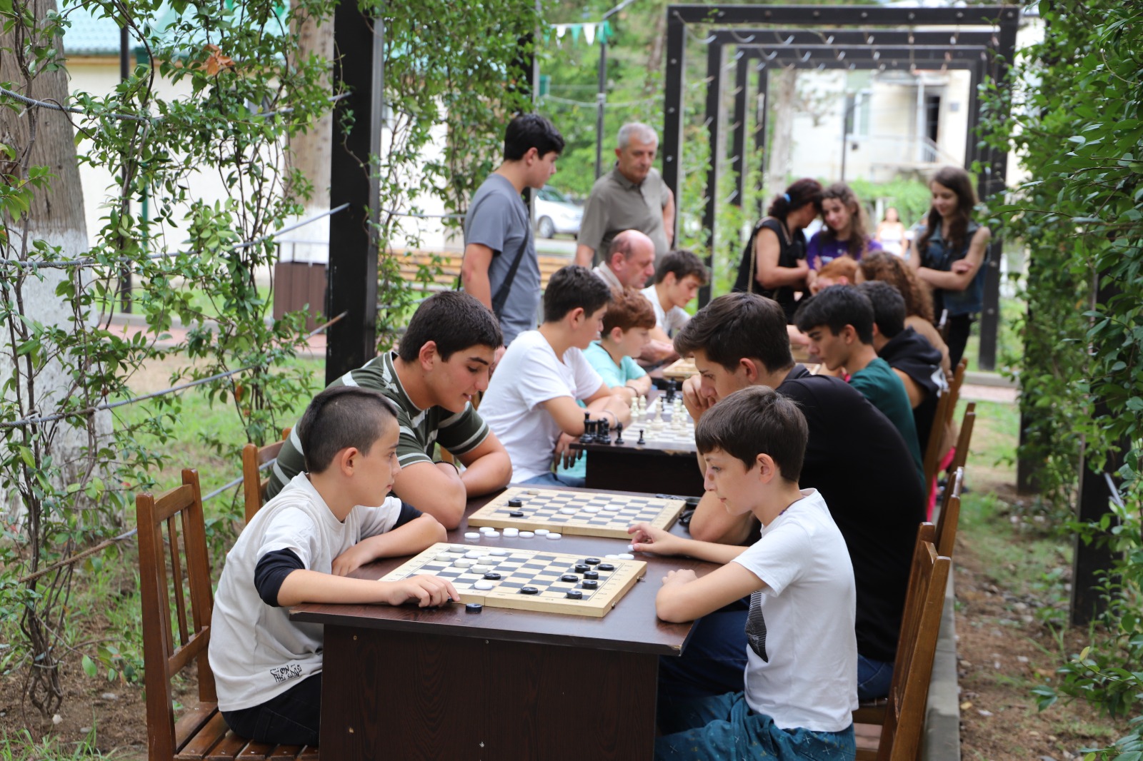 <p style="text-align: justify">ახალგაზრდობის საერთაშორისო დღესთან დაკავშირებით თერჯოლაში მუნიციპალიტეტის მერიის განათლების, კულტურის, სპორტის და ახალგაზრდულ საქმეთა სამსახურის ორგანიზებით, მრავალფეროვანი ღონისძიებები ჩატარდა.&nbsp;</p><p style="text-align: justify">მუნიციპალიტეტის მერიის ინფორმაციით, ღონისძიებების ფარგლებში გაიმართა პრეზენტაცია "ხელოვნური ინტელექტისა“ და "მომავლის ტექნოლოგიების“ შესახებ, ასევე მოეწყო "დრონების შოუ“ და მომავლის ტექნოლოგიების გამოფენა/ჩვენება, რომელიც დაინტერესებულ ახალგაზრდებს, მოსწავლე - ახალგაზრდობის მუნიციპალური ცენტრის რობოტექნიკის &nbsp;კლუბის კოორდინატორმა - &nbsp;ერეკლე კირკიტაძემ წარუდგინა.</p><p style="text-align: justify">"სკოლის მოსწავლეთა ჩართულობით გაიმართა საინტერესო ინტელექტუალური თამაში "გაიცანი შენი ქალაქი“, რომელშიც 20-ზე მეტი მონაწილე შეეჯიბრა ერთმანეთს, გამოვლინდნენ &nbsp;და სიგელებით დაჯილდოვდნენ გამარჯვებულები.</p><p style="text-align: justify">თერჯოლაში, ახალგაზრდობის საერთაშორისო დღეს, მთელი დღის განმავლობაში მიმდინარეობდა &nbsp;სპორტულ - გასართობი &nbsp;და შემეცნებითი აქტივობები: შაშში, ჭადრაკში, მაგიდის ჩოგბურთში, ასფალტზე ხატვაში, სახის მოხატვას და ბუშტების შოუზე.</p><p style="text-align: justify">ღონისძიებების კულმინაცია იყო „ფერების ფესტივალი“, აღსანიშნავია რომ ფესტივალი თერჯოლაში, პირველად ჩატარდა და ბავშვების დიდი მოწონება დაიმსახურა, ახალგაზრდების &nbsp;მხიარულ განწყობაზე &nbsp;ფესტივალის წამყვანმა და დიჯეიმ იზრუნეს.</p><p style="text-align: justify">ღონისძიებების დასასრულს კი თავისი რეპერტუარით &nbsp;თერჯოლელი მსმენელის წინაშე, ქართული ესტრადის ვარსკვლავი თემურ თათარაშვილი წარდგა. საქართველოს კულტურის სამინისტროს ეგიდით გამართულ&nbsp;სოლო კონცერტზე, მომღერლის შესრულებულმა კარგად ნაცნობი ჰიტებმა, ყველა თაობის &nbsp;მაყურებლის განსაკუთრებული ოვაციები დაიმსახურა", - აღნიშნულია ინფორმაციაში.</p>