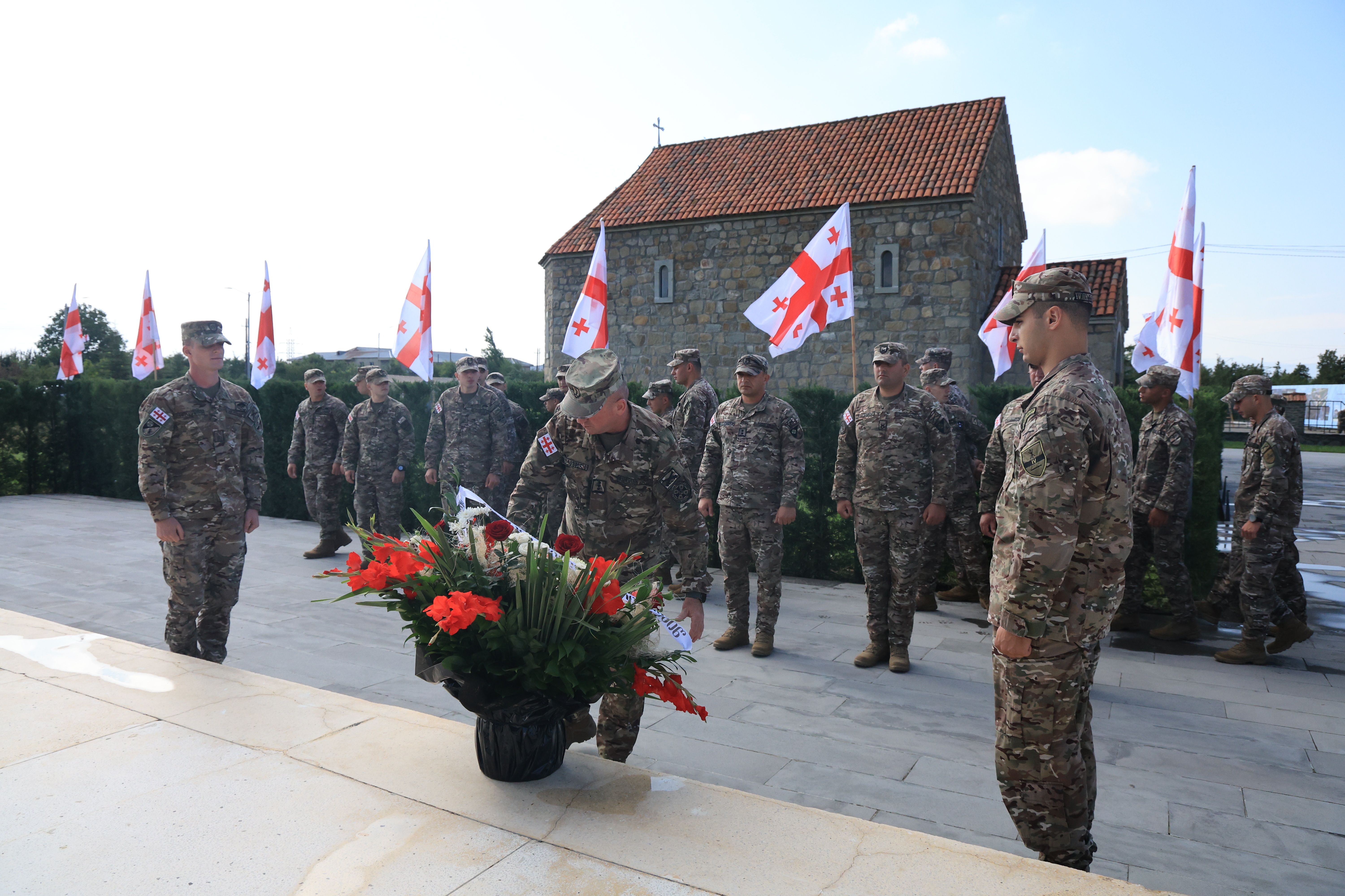 <p style="text-align: justify">დავით აღმაშენებლის სახელობის საქართველოს ეროვნული თავდაცვის აკადემიის სამეთაურო რგოლმა, პირადმა შემადგენლობამ და იუნკერებმა პატივი მიაგეს 2008 წლის 11 აგვისტოს სოფელ შინდისთან გმირულად დაღუპული ქართველი სამხედროების ხსოვნას.</p><p style="text-align: justify">აკადემიის სამეთაურო რგოლმა პირად შემადგენლობასთან და იუნკერებთან ერთად გმირთა მემორიალი გვირგვინით შეამკეს. </p>