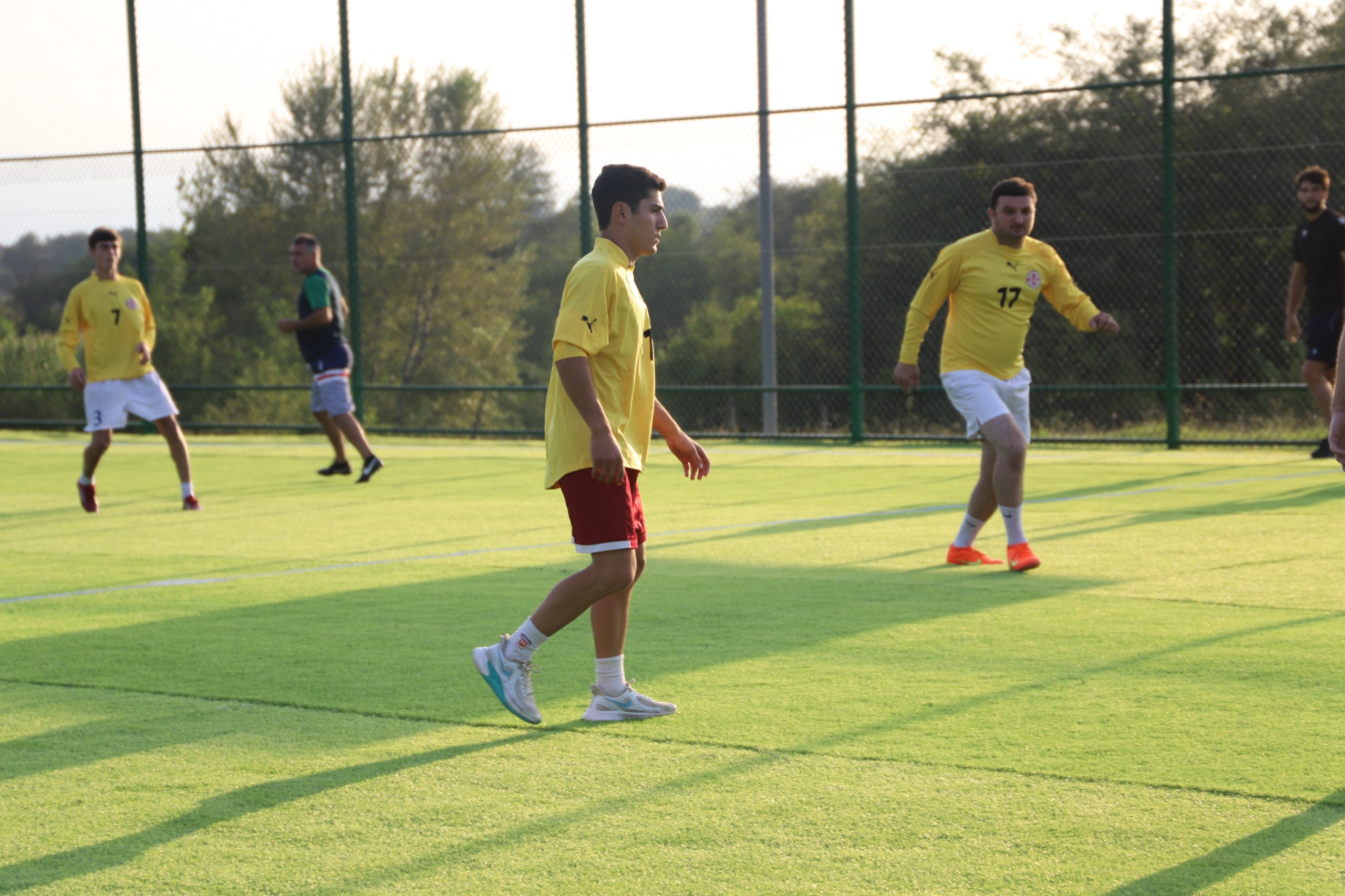 <p style="text-align: justify">თერჯოლის მუნიციპალიტეტის სოფელ სათემოში ახალი მინი მოედანი გაიხსნა, სადაც მინი ფეხბურთში ქართლოს ჭუმბურიძის სახელობის მე-11 ტურნირი დაიწყო.</p><p style="text-align: justify">ტრადიციულ ტურნირზე, ქართლოს ჭუმბურიძის თასის დასაუფლებლად წელს 10 გუნდი იბრძოლებს. ტურნირის ფინალი 9 სექტემბერს გაიმართება.&nbsp;</p><p style="text-align: justify">მუნიციპალიტეტის მერიის ინფორმაციით, ბარდუბნის ადმინისტრაციულ ერთეულში შემავალი სოფლის მოსახლეობას, ახალი მინი მოედნის დაპირება მუნიციპალიტეტის მერმა მანუჩარ რობაქიძემ გასულ წელს, ტურნირის ფინალზე მისცა. პროექტი ადგილობრივი ბიუჯეტიდან გამოყოფილი &nbsp;თანხით დაფინანსდა, მისი ღირებულება 137550 ლარია. პროექტის ფარგლებში დამონტაჟდა 100 სკამი. სარეაბილიტაციო სამუშაოები შეასრულა შპს "უნივერსალ ჯორჯიამ".</p>