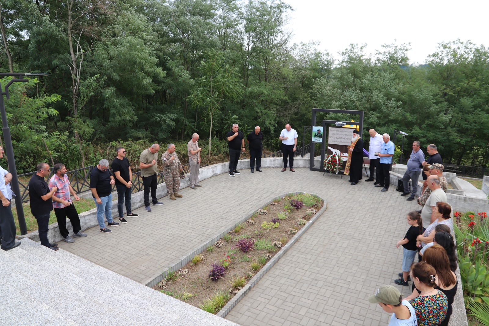 <p style="text-align: justify">თერჯოლაში აგვისტოს ომში გარდაცვლილი გმირები გაიხსენეს.</p><p style="text-align: justify">თერჯოლის მუნიციპალიტეტის მერმა მანუჩარ რობაქიძემ და საკრებულოს თავმჯდომარე გიორგი ბარათაშვილმა&nbsp; 8 აგვისტოს ომში დაღუპულ გმირებს პატივი მიაგეს.</p><p style="text-align: justify">ხელმძღვანელმა პირებმა,ადგილობრივი თვითმმართველობის წარმომადგენლებთან, სამხედრო პირებსა და ოჯახის წევრებთან &nbsp;ერთად გვირგვინებით და ყვავილებით შეამკეს სოფელ ღვანკითში ვალერი გოგნაძის მემორიალი, სოფელ ძევრში უშანგი (შმაგი) სოფრომაძის მემორიალი, სოფელ ზედა სიმონეთში ალია ბარდაველიძის მემორიალი, ხოლო სოფელ კვახჭირსა და ჭოგნარში კი გიგა სახელაშვილის და ბადრი ბასილაძის საფლავები და წუთიერი დუმილით პატივი მიაგეს გარდაცვლილი გმირების ნათელ ხსოვნას. თერჯოლისა და ტყიბულის ეპარქიის სასულიერო პირებმა კი გმირთა სულების &nbsp;მოსახსენებელი პანაშვიდი გადაიხადეს.</p><p style="text-align: justify">2008 წლის რუსეთ-საქართველოს ომში თერჯოლის მუნიციპალიტეტიდან 5 მებრძოლი დაიღუპა: ვალერი გოგნაძე, ალია ბარდაველიძე, უშანგი სოფრომაძე, გიგა სახელაშვილი და ბადრი ბასილაძე.</p><p style="text-align: justify">მუნიციპალიტეტის მერის ინიციატივით, ადგილობრივი ბიუჯეტიდან გმირების ოჯახებს ფულადი დახმარება გადაეცემათ.</p><p style="text-align: justify">ქვეყნის მთელ ტერიტორიაზე, აგვისტოს ომში &nbsp;დაღუპულთა ხსოვნის პატივსაცემად, სახელმწიფო დროშები დაშვებულია ადმინისტრაციულ შენობებზე და საზღვარგარეთ საქართველოს დიპლომატიურ წარმომადგენლობებში.</p>