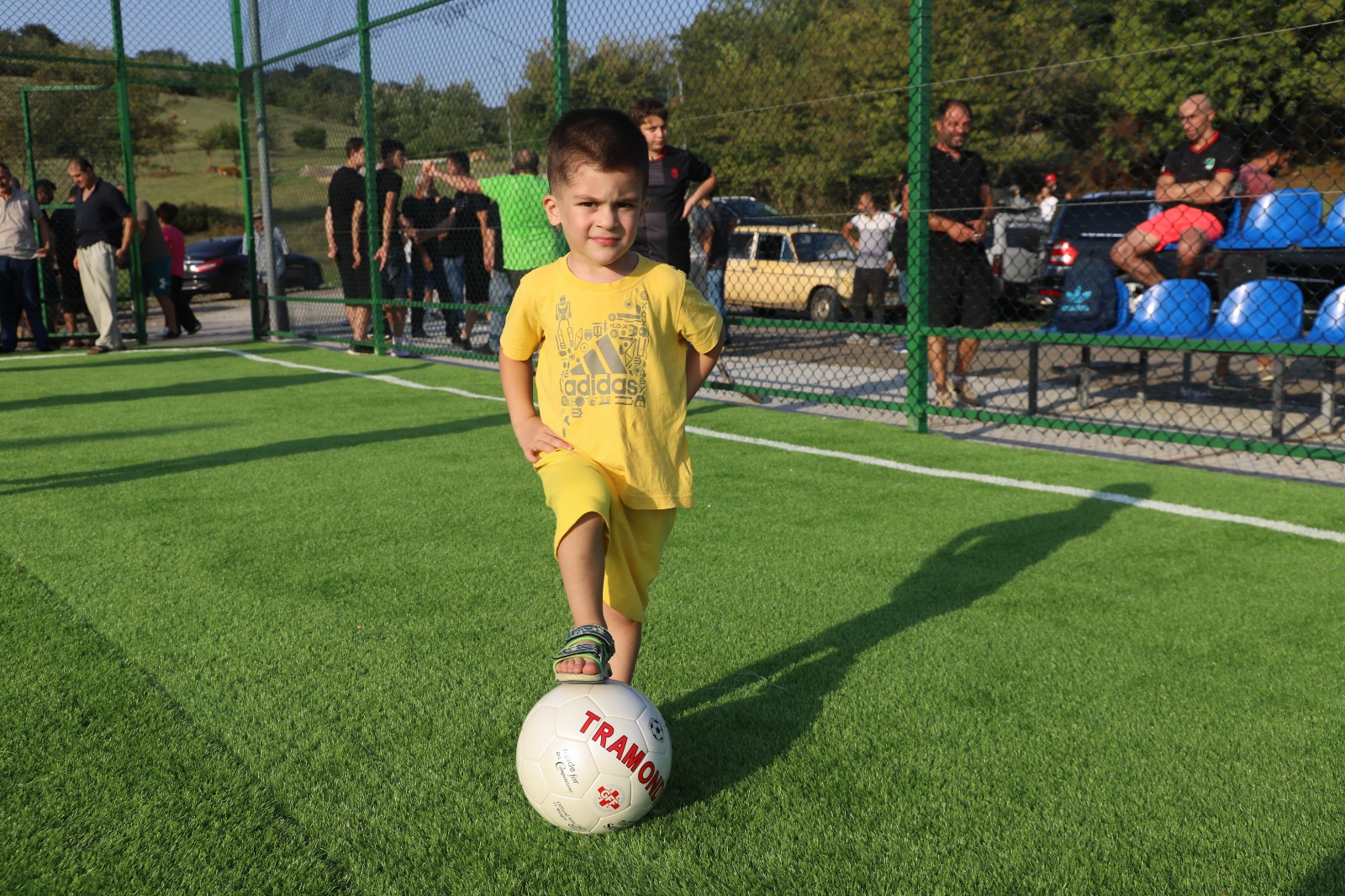 <p style="text-align: justify">თერჯოლის მუნიციპალიტეტის სოფელ სათემოში ახალი მინი მოედანი გაიხსნა, სადაც მინი ფეხბურთში ქართლოს ჭუმბურიძის სახელობის მე-11 ტურნირი დაიწყო.</p><p style="text-align: justify">ტრადიციულ ტურნირზე, ქართლოს ჭუმბურიძის თასის დასაუფლებლად წელს 10 გუნდი იბრძოლებს. ტურნირის ფინალი 9 სექტემბერს გაიმართება.&nbsp;</p><p style="text-align: justify">მუნიციპალიტეტის მერიის ინფორმაციით, ბარდუბნის ადმინისტრაციულ ერთეულში შემავალი სოფლის მოსახლეობას, ახალი მინი მოედნის დაპირება მუნიციპალიტეტის მერმა მანუჩარ რობაქიძემ გასულ წელს, ტურნირის ფინალზე მისცა. პროექტი ადგილობრივი ბიუჯეტიდან გამოყოფილი &nbsp;თანხით დაფინანსდა, მისი ღირებულება 137550 ლარია. პროექტის ფარგლებში დამონტაჟდა 100 სკამი. სარეაბილიტაციო სამუშაოები შეასრულა შპს "უნივერსალ ჯორჯიამ".</p>