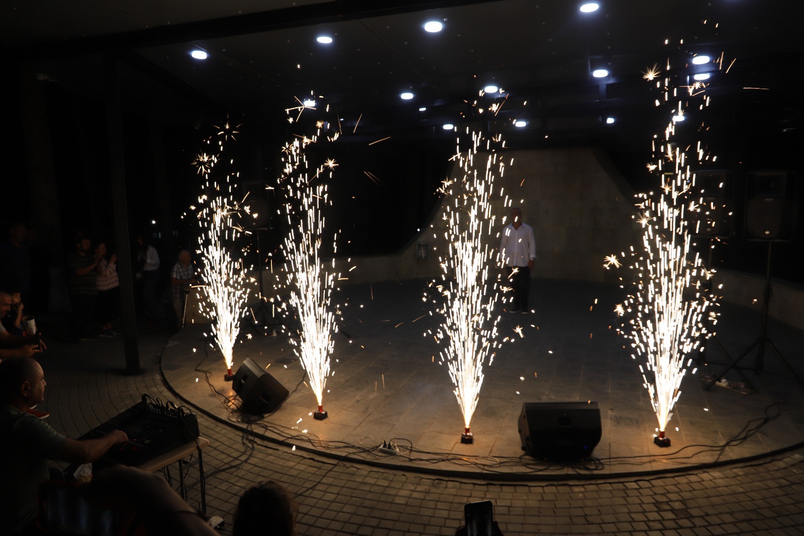 <p style="text-align: justify">ახალგაზრდობის საერთაშორისო დღესთან დაკავშირებით თერჯოლაში მუნიციპალიტეტის მერიის განათლების, კულტურის, სპორტის და ახალგაზრდულ საქმეთა სამსახურის ორგანიზებით, მრავალფეროვანი ღონისძიებები ჩატარდა.&nbsp;</p><p style="text-align: justify">მუნიციპალიტეტის მერიის ინფორმაციით, ღონისძიებების ფარგლებში გაიმართა პრეზენტაცია "ხელოვნური ინტელექტისა“ და "მომავლის ტექნოლოგიების“ შესახებ, ასევე მოეწყო "დრონების შოუ“ და მომავლის ტექნოლოგიების გამოფენა/ჩვენება, რომელიც დაინტერესებულ ახალგაზრდებს, მოსწავლე - ახალგაზრდობის მუნიციპალური ცენტრის რობოტექნიკის &nbsp;კლუბის კოორდინატორმა - &nbsp;ერეკლე კირკიტაძემ წარუდგინა.</p><p style="text-align: justify">"სკოლის მოსწავლეთა ჩართულობით გაიმართა საინტერესო ინტელექტუალური თამაში "გაიცანი შენი ქალაქი“, რომელშიც 20-ზე მეტი მონაწილე შეეჯიბრა ერთმანეთს, გამოვლინდნენ &nbsp;და სიგელებით დაჯილდოვდნენ გამარჯვებულები.</p><p style="text-align: justify">თერჯოლაში, ახალგაზრდობის საერთაშორისო დღეს, მთელი დღის განმავლობაში მიმდინარეობდა &nbsp;სპორტულ - გასართობი &nbsp;და შემეცნებითი აქტივობები: შაშში, ჭადრაკში, მაგიდის ჩოგბურთში, ასფალტზე ხატვაში, სახის მოხატვას და ბუშტების შოუზე.</p><p style="text-align: justify">ღონისძიებების კულმინაცია იყო „ფერების ფესტივალი“, აღსანიშნავია რომ ფესტივალი თერჯოლაში, პირველად ჩატარდა და ბავშვების დიდი მოწონება დაიმსახურა, ახალგაზრდების &nbsp;მხიარულ განწყობაზე &nbsp;ფესტივალის წამყვანმა და დიჯეიმ იზრუნეს.</p><p style="text-align: justify">ღონისძიებების დასასრულს კი თავისი რეპერტუარით &nbsp;თერჯოლელი მსმენელის წინაშე, ქართული ესტრადის ვარსკვლავი თემურ თათარაშვილი წარდგა. საქართველოს კულტურის სამინისტროს ეგიდით გამართულ&nbsp;სოლო კონცერტზე, მომღერლის შესრულებულმა კარგად ნაცნობი ჰიტებმა, ყველა თაობის &nbsp;მაყურებლის განსაკუთრებული ოვაციები დაიმსახურა", - აღნიშნულია ინფორმაციაში.</p>