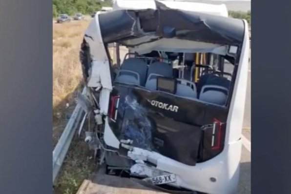 რუსთავის მუნიციპალურ ავტობუსს, რომელსაც მგზავრები გადაჰყავდა, ცემენტმზიდი შეეჯახა