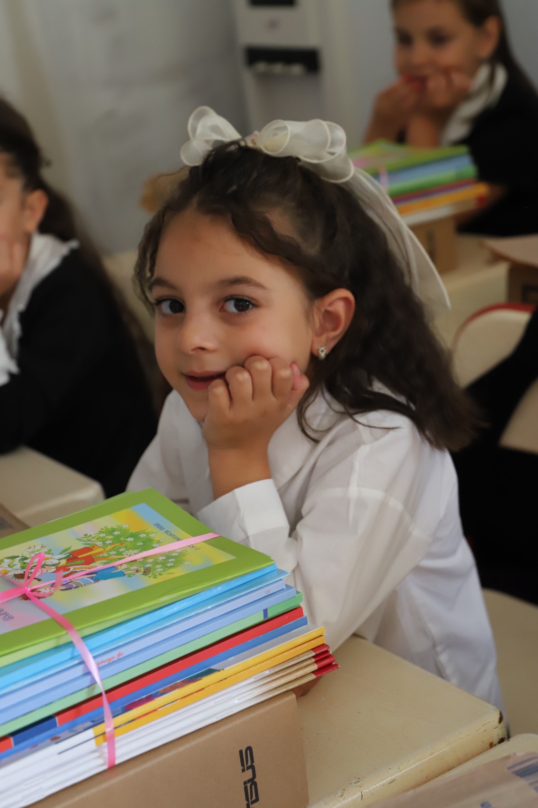 <p style="text-align: justify">თერჯოლის მუნიციპალიტეტის მერი მანუჩარ რობაქიძე ქალაქ თერჯოლის N2 საჯარო სკოლაში იმყოფებოდა, მან სკოლის პედაგოგებსა და მოსწავლეებს, ახალი სასწავლო წლის დაწყება მიულოცა და წარმატებები უსურვა.</p><p style="text-align: justify">"მინდა აღვნიშნო, რომ თერჯოლის მუნიციპალიტეტში წელს სულ 260 პირველკლასელი გვყავს. თითოეული მათგანი ჩვენი მომავლის საყრდენი, ჩვენი ძალა და იმედია. გულით მიხარია, თითოეული პატარა მოსწავლის არსებობა და ვუსურვებ, რომ ეს გზა მათთვის სავსე იყოს ახალი აღმოჩენებით, ბედნიერი მოგონებებით და წარმატებებით", - განაცხადა მანუჩარ რობაქიძემ.</p>