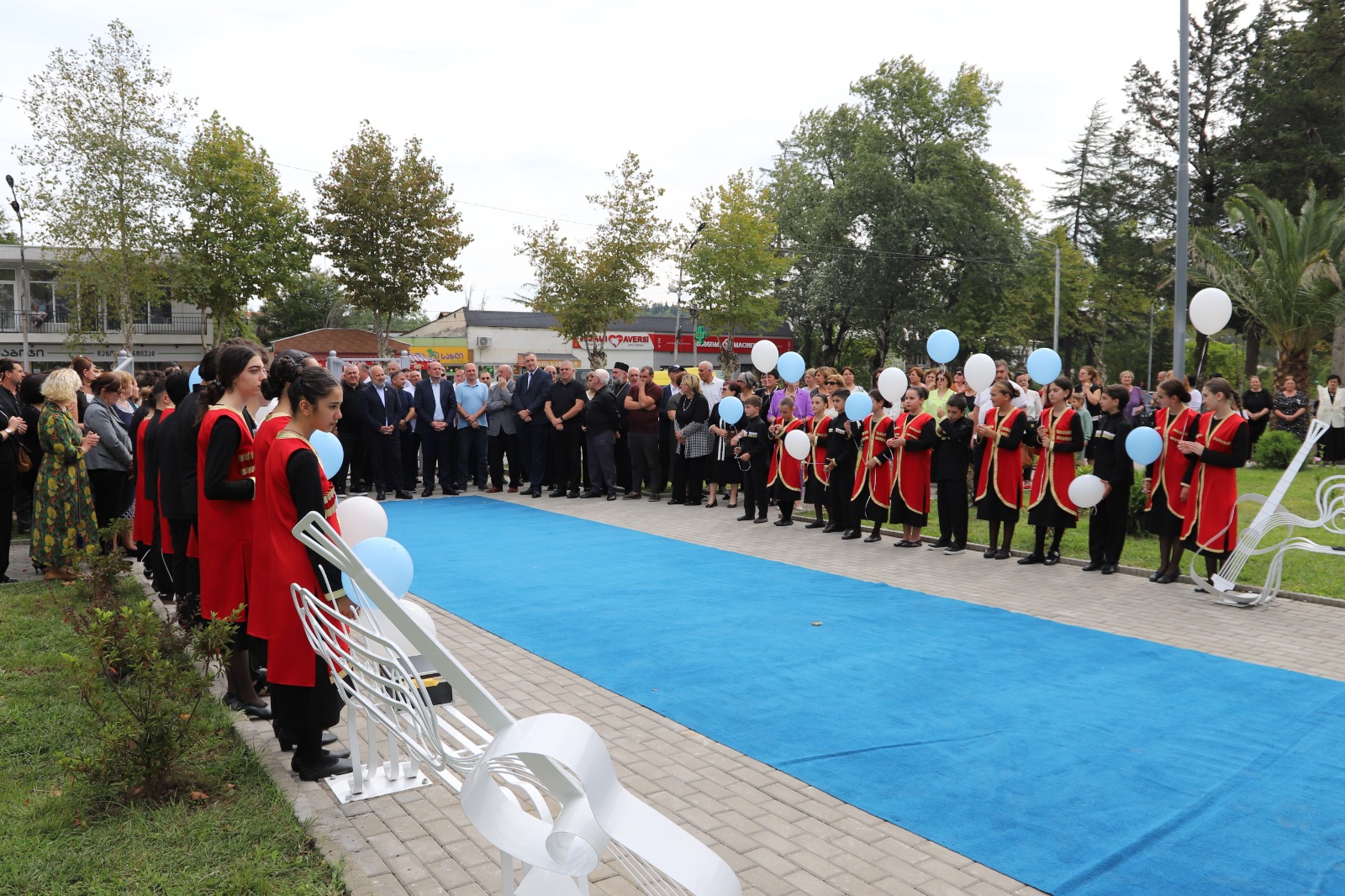 <p style="text-align: justify">თერჯოლის მუნიციპალიტეტის მერმა მანუჩარ რობაქიძემ ვაჟა კუბლაშვილის სახელობის სამუსიკო სკოლის ახლად რეაბილიტირებული შენობა გახსნა.</p><p style="text-align: justify">მუნიციპალიტეტის მერიის ინფორმაციით, სამუსიკო სკოლაში, რეგიონული განვითარების ფონდისა და ადგილობრივი ბიუჯეტის თანადაფინანსებით, სრული რეაბილიტაცია განხორციელდა - შეიცვალა სახურავი, შეკეთდა და შეიღება გარე ფასადი, შემოიღობა და გამწვანდა სკოლის ეზო, დამონტაჟდა გათბობის ახალი სისტემა და განახლდა ინვენტარი. სამუსიკო სკოლაში, ამჟამად, 4 სხვადასხვა მუსიკალური მიმართულებით 173 მოსწავლე სწავლობს.</p><p style="text-align: justify">დღესვე, ღონისძიების ფარგლებში, გაიხსნა მომღერლისა და სახალხო არტისტის ვაჟა კუბლაშვილის ბიუსტი.</p><p style="text-align: justify">მერთან ერთად, სამუსიკო სკოლის გახსნის საზეიმო ღონისძიებას პარლამენტის წევრი ზვიად შალამბერიძე, საკრებულოს თავმჯდომარის მოადგილე დავით გოგბერაშვილი და იმერეთის სახელმწიფო რწმუნებულის ადმინისტრაციის წარმომადგენლები დაესწრნენ.</p><p style="text-align: justify">თერჯოლის სამუსიკო სკოლის რეაბილიტაციისთვის ცენტრალური და ადგილობრივი ბიუჯეტიდან, ჯამში, დაახლოებით, 1 მლნ ლარი დაიხარჯა.</p>