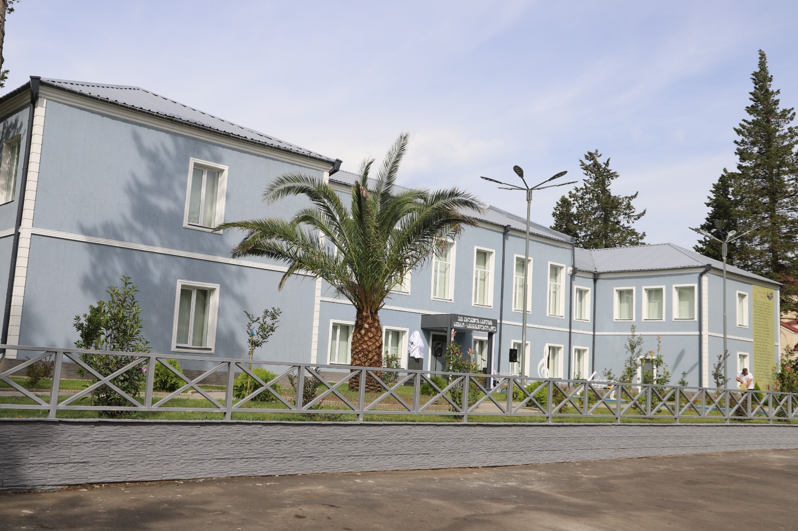 <p style="text-align: justify">თერჯოლის მუნიციპალიტეტის მერმა მანუჩარ რობაქიძემ ვაჟა კუბლაშვილის სახელობის სამუსიკო სკოლის ახლად რეაბილიტირებული შენობა გახსნა.</p><p style="text-align: justify">მუნიციპალიტეტის მერიის ინფორმაციით, სამუსიკო სკოლაში, რეგიონული განვითარების ფონდისა და ადგილობრივი ბიუჯეტის თანადაფინანსებით, სრული რეაბილიტაცია განხორციელდა - შეიცვალა სახურავი, შეკეთდა და შეიღება გარე ფასადი, შემოიღობა და გამწვანდა სკოლის ეზო, დამონტაჟდა გათბობის ახალი სისტემა და განახლდა ინვენტარი. სამუსიკო სკოლაში, ამჟამად, 4 სხვადასხვა მუსიკალური მიმართულებით 173 მოსწავლე სწავლობს.</p><p style="text-align: justify">დღესვე, ღონისძიების ფარგლებში, გაიხსნა მომღერლისა და სახალხო არტისტის ვაჟა კუბლაშვილის ბიუსტი.</p><p style="text-align: justify">მერთან ერთად, სამუსიკო სკოლის გახსნის საზეიმო ღონისძიებას პარლამენტის წევრი ზვიად შალამბერიძე, საკრებულოს თავმჯდომარის მოადგილე დავით გოგბერაშვილი და იმერეთის სახელმწიფო რწმუნებულის ადმინისტრაციის წარმომადგენლები დაესწრნენ.</p><p style="text-align: justify">თერჯოლის სამუსიკო სკოლის რეაბილიტაციისთვის ცენტრალური და ადგილობრივი ბიუჯეტიდან, ჯამში, დაახლოებით, 1 მლნ ლარი დაიხარჯა.</p>