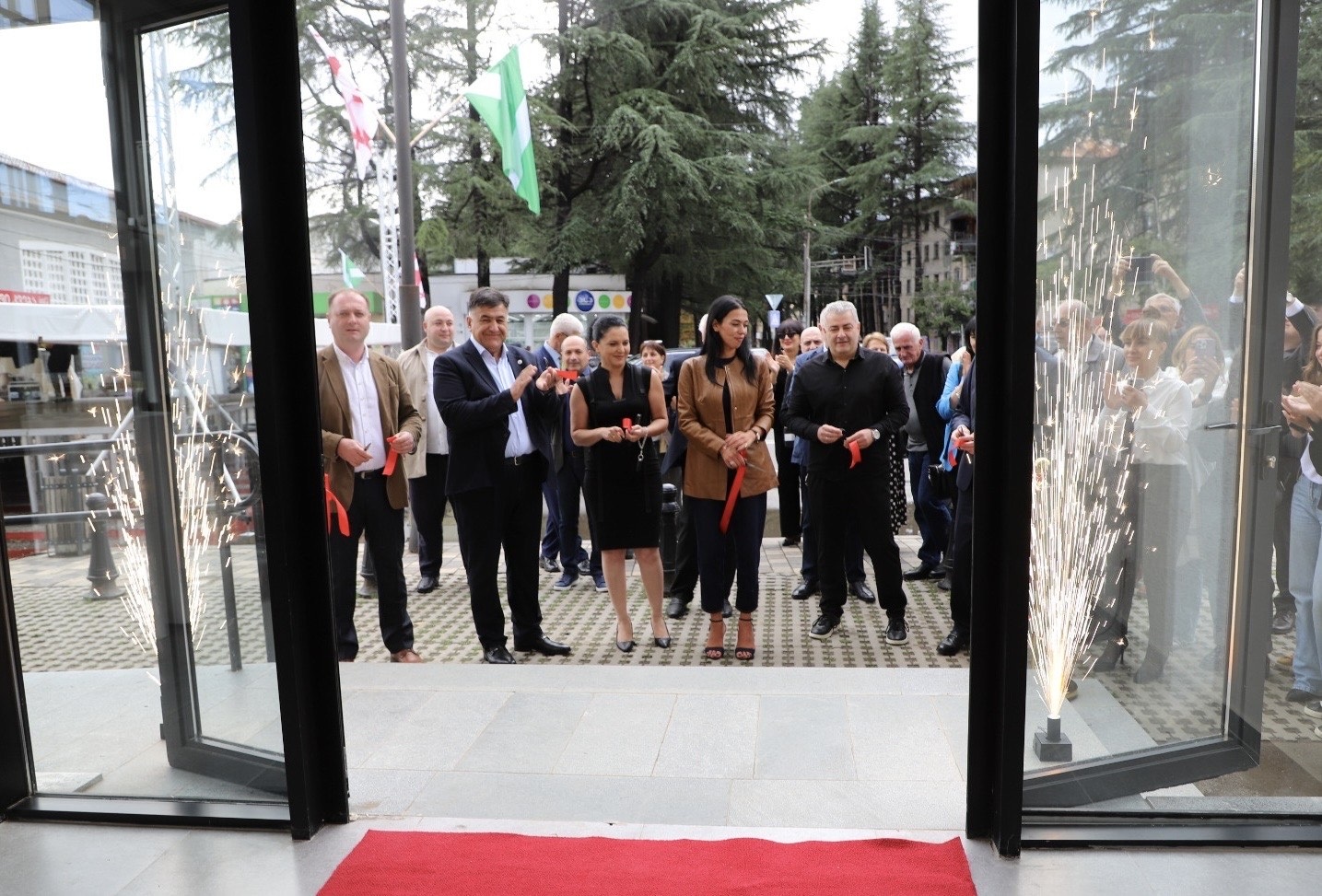 <p style="text-align: justify">ზესტაფონის მუნიციპალიტეტში ოფიციალურად გაიხსნა ინოვაციური და თანამედროვე მულტიფუნქციური ახალგაზრდული ჰაბი, რომელიც რეგიონული მნიშვნელობის სივრცეს წარმოადგენს.</p><p style="text-align: justify">მულტიფუნქციური ახალგაზრდული ჰაბი განათლების, მეცნიერებისა და ახალგაზრდობის მინისტრის მოადგილემ თამარ მახარაშვილმა ადგილობრივი ხელისუფლების წარმომადგენლებთან ერთად გახსნა.</p><p style="text-align: justify">ახალგაზრდული ჰაბი საშუალებას მისცემს ზესტაფონისა და მიმდებარე ექვსი მუნიციპალიტეტის ახალგაზრდებს, დააორგანიზონ და მონაწილეობა მიიღონ სხვადასხვა შეხვედრებში, კონფერენციებში, ფესტივალებსა და სხვა ღონისძიებებში.</p><p style="text-align: justify">ასევე, ჰაბი გააფორმებს მემორანდუმებს სხვადასხვა სასწავლებლებთან და მათთან თანამშრომლობით მოაწყობს ღია კარის დღეებს და პოპულარიზაციას გაუწევს ადგილობრივ შრომის ბაზარზე მოთხოვნად პროფესიებს.</p><p style="text-align: justify">პროექტი განხორციელდა ევროკავშირის და გერმანიის მთავრობის მხარდაჭერით, CESL-ის კონკურსის ფარგლებში, რომელშიც ახალგაზრდული მულტიფუნქციური ჰაბის მოწყობის იდეით მონაწილეობას იღებდა ზესტაფონის მუნიციპალიტეტის მერია.</p><p style="text-align: justify">აღნიშნული სამშენებლო პროექტის ღირებულებამ 1 329 217 ლარი შეადგინა, საიდანაც 800 000 ლარი საგრანტო ინვესტიციას წარმოადგენს, ხოლო მუნიციპალიტეტის მხრიდან თანადაფინანსება 529 217 ლარმა შეადგინა.</p><p style="text-align: justify">ზესტაფონის მერიის განცხადებით, ისინი აქტიურად გააგრძელებენ ახალგაზრდების ხელშესაწყობად პროექტების განხორციელებას, რადგან მათ განვითარებაზე ზრუნვა და მათი აქტიური მონაწილეობა საზოგადოებრივ ცხოვრებაში უაღრესად მნიშვნელოვანია ქალაქის წინსვლისა და განვითარებისთვის.</p>