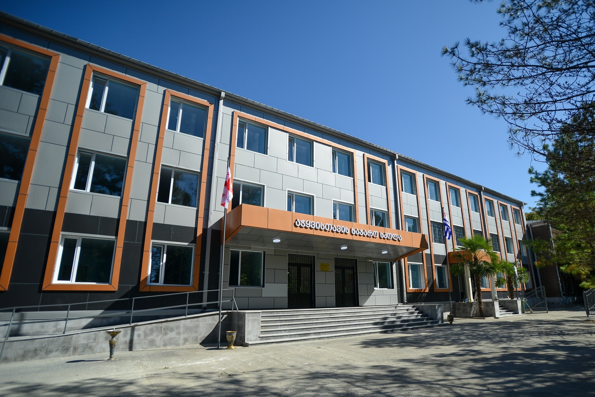 <p style="text-align: justify">ქობულეთის მუნიციპალიტეტში რამდენიმე მნიშვნელოვანი საგანმანათლებლო ინფრასტრუქტურული პროექტი განხორციელდა.</p><p style="text-align: justify">სოფელ აჭყვისთავისა და ჯიხანჯურის საჯარო სკოლებს სრული რეაბილიტაცია ჩაუტარდა, ხოლო სოფელ გვარაში თანამედროვე სტანდარტების ახალი საბავშვო ბაღი აშენდა.</p><p style="text-align: justify">განხორციელებულ სამუშაოებს აჭარის მთავრობის თავმჯდომარე სულხან თამაზაშვილი გაეცნო. მისი განცხადებით, რეგიონში საგანმანათლებლო ინფრასტრუქტურის მშენებლობასა და რეაბილიტაციას სისტემური ხასიათი მიეცა და ეს ტენდენცია აქტიურად გაგრძელდება.</p><p style="text-align: justify">სოფელ გვარას ახალი საბავშვო ბაღი 105 აღსაზრდელზეა გათვლილი. პროექტის ფარგლებში, მოეწყო თანამედროვე ინფრასტრუქტურა, საბავშვო ატრაქციონები და ქვიშის მოედანი. ობიექტი სრულად ადაპტირებულია შეზღუდული შესაძლებლობების მქონე პირებისთვის.</p><p style="text-align: justify">სრული რეაბილიტაცია ჩაუტარდა სსიპ ომარ ასლანიძის სახელობის სოფელ ჯიხანჯურის საჯარო სკოლას, რომელიც 400 მოსწავლეზეა გათვლილი. განახლდა საკლასო ოთახები, სპორტდარბაზი, ბიბლიოთეკა, ლაბორატორიების კაბინეტები, სააქტო დარბაზი და სხვა სივრცეები. შენობის ფასადი დაიფარა საფასადე ფილებით.</p><p style="text-align: justify">სასწავლო პროცესი განახლდა სოფელ აჭყვისთავის საჯარო სკოლაშიც, რომელიც 250 მოსწავლეზეა გათვლილი. განხორციელდა შენობის სარეაბილიტაციო სამუშაოები, მოწესრიგდა ტერიტორია და ფასადი საფასადე ფილებით შეიფუთა. პროექტის მეორე ეტაპის ფარგლებში, სპორტული და სააქტო დარბაზების სრული რეაბილიტაციაც დაწყებულია.</p><p style="text-align: justify">სულხან თამაზაშვილთან ერთად განხორციელებულ სამუშაოებს უმაღლესი საბჭოს თავმჯდომარე დავით გაბაიძე, განათლების და სპორტის მინისტრი მაია ხაჯიშვილი, ქობულეთის მერის მოვალეობის შემსრულებელი ირაკლი ცეცხლაძე, საქართველოს პარლამენტის, უმაღლესი საბჭოსა და აჭარის მთავრობის წევრები გაეცნენ.</p>