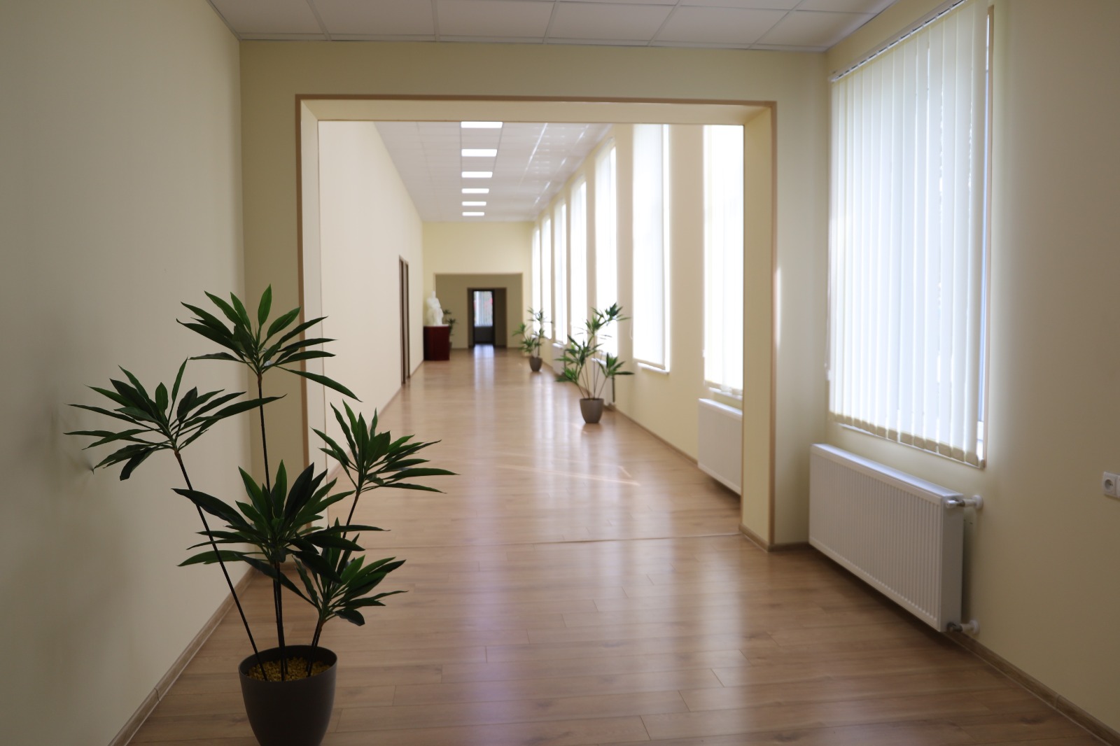 <p style="text-align: justify">თერჯოლის მუნიციპალიტეტის მერმა მანუჩარ რობაქიძემ ვაჟა კუბლაშვილის სახელობის სამუსიკო სკოლის ახლად რეაბილიტირებული შენობა გახსნა.</p><p style="text-align: justify">მუნიციპალიტეტის მერიის ინფორმაციით, სამუსიკო სკოლაში, რეგიონული განვითარების ფონდისა და ადგილობრივი ბიუჯეტის თანადაფინანსებით, სრული რეაბილიტაცია განხორციელდა - შეიცვალა სახურავი, შეკეთდა და შეიღება გარე ფასადი, შემოიღობა და გამწვანდა სკოლის ეზო, დამონტაჟდა გათბობის ახალი სისტემა და განახლდა ინვენტარი. სამუსიკო სკოლაში, ამჟამად, 4 სხვადასხვა მუსიკალური მიმართულებით 173 მოსწავლე სწავლობს.</p><p style="text-align: justify">დღესვე, ღონისძიების ფარგლებში, გაიხსნა მომღერლისა და სახალხო არტისტის ვაჟა კუბლაშვილის ბიუსტი.</p><p style="text-align: justify">მერთან ერთად, სამუსიკო სკოლის გახსნის საზეიმო ღონისძიებას პარლამენტის წევრი ზვიად შალამბერიძე, საკრებულოს თავმჯდომარის მოადგილე დავით გოგბერაშვილი და იმერეთის სახელმწიფო რწმუნებულის ადმინისტრაციის წარმომადგენლები დაესწრნენ.</p><p style="text-align: justify">თერჯოლის სამუსიკო სკოლის რეაბილიტაციისთვის ცენტრალური და ადგილობრივი ბიუჯეტიდან, ჯამში, დაახლოებით, 1 მლნ ლარი დაიხარჯა.</p>