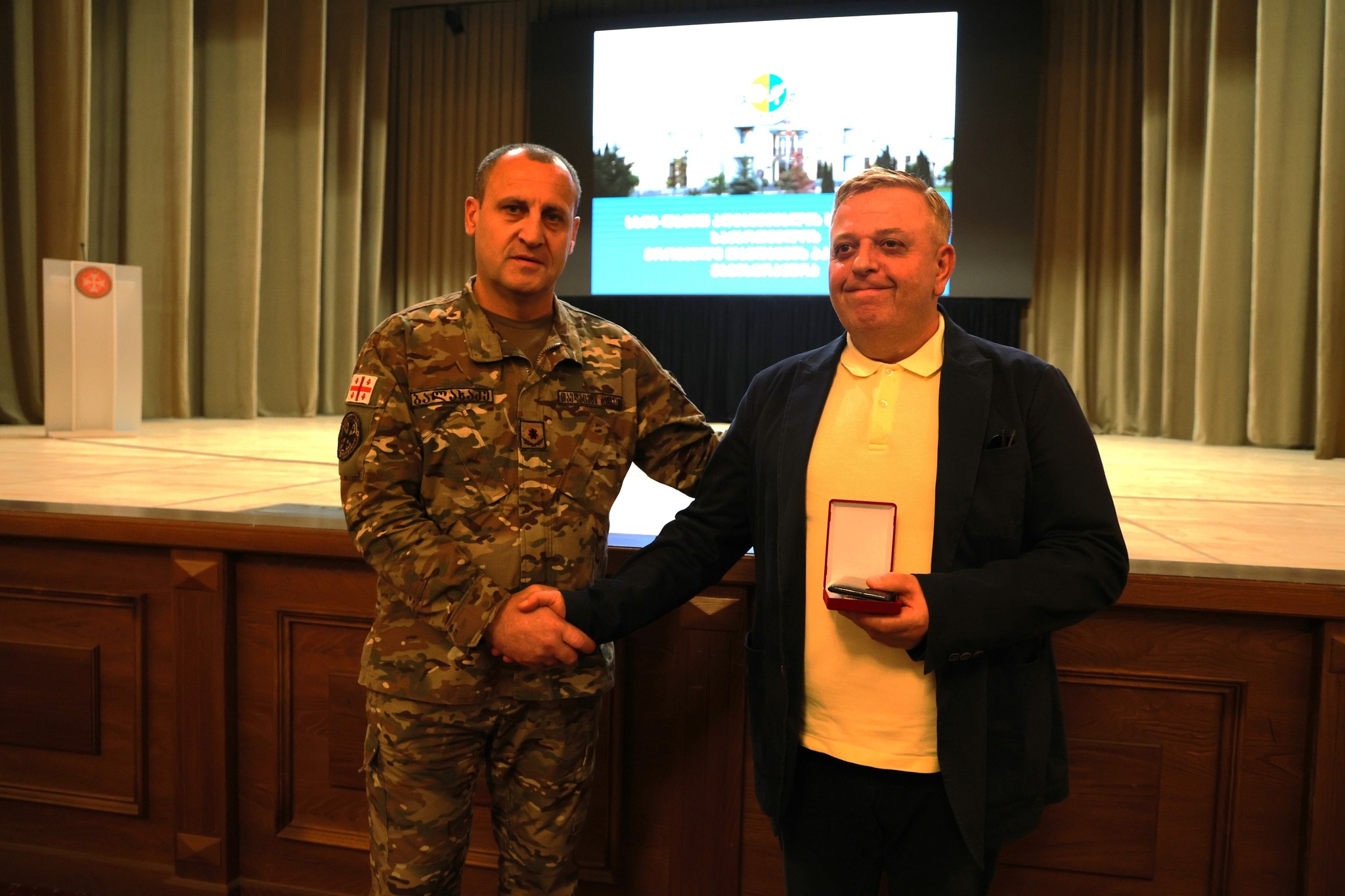 <p style="text-align: justify">ეროვნული თავდაცვის აკადემიის სამაგისტრო საგანმანათლებლო პროგრამებზე ახალი სასწავლო წელი დაიწყო.</p><p style="text-align: justify">სასწავლო წლის დაწყება ახლად ჩარიცხულ მსმენელებს და მაგისტრატურის ადმინისტრაციულ და აკადემიურ პერსონალს მიულოცა აკადემიის რექტორმა ბრიგადის გენერალმა მამია ბალახაძემ.</p><p style="text-align: justify">აკადემიის მაგისტრატურაზე წარმატებით მიმდინარეობს სწავლება შემდეგ სამაგისტრო საგანმანათლებლო პროგრამებზე:</p><p style="text-align: justify">თავდაცვის ანალიზის სამაგისტრო პროგრამა;</p><p style="text-align: justify">უსაფრთხოების კვლევების სამაგისტრო პროგრამა;</p><p style="text-align: justify">სახელმწიფო რესურსების მართვის სამაგისტრო პროგრამა და საერთაშორისო ურთიერთობების და დიპლომატიის სამაგისტრო პროგრამა.</p><p style="text-align: justify">აღსანიშნავია, რომ მიმდინარე წელს პირველად განხორციელდა მსმენელების მიღება ,,საერთაშორისო ურთიერთობების და დიპლომატიის'' სამაგისტრო საგანმანათლებლო პროგრამაზე.</p><p style="text-align: justify">აკადემიის რექტორმა მსმენელებს გააცნო აკადემიის მაგისტრატურაზე მიმდინარე პროცესები და არსებული შესაძლებლობები, რაც განაპირობებს მაღალი ხარისხის განათლების მიღებას.</p><p style="text-align: justify">ღონისძიების დასასრულს, აკადემიაში არსებული ტრადიციის შესაბამისად რექტორმა დააჯილდოვა აკადემიური პერსონალი და ასევე წარჩინებული მსმენელების ოჯახის წევრებს გადასცა სამადლობელი წერილები.</p><p> </p><p style="text-align: justify"><br></p>