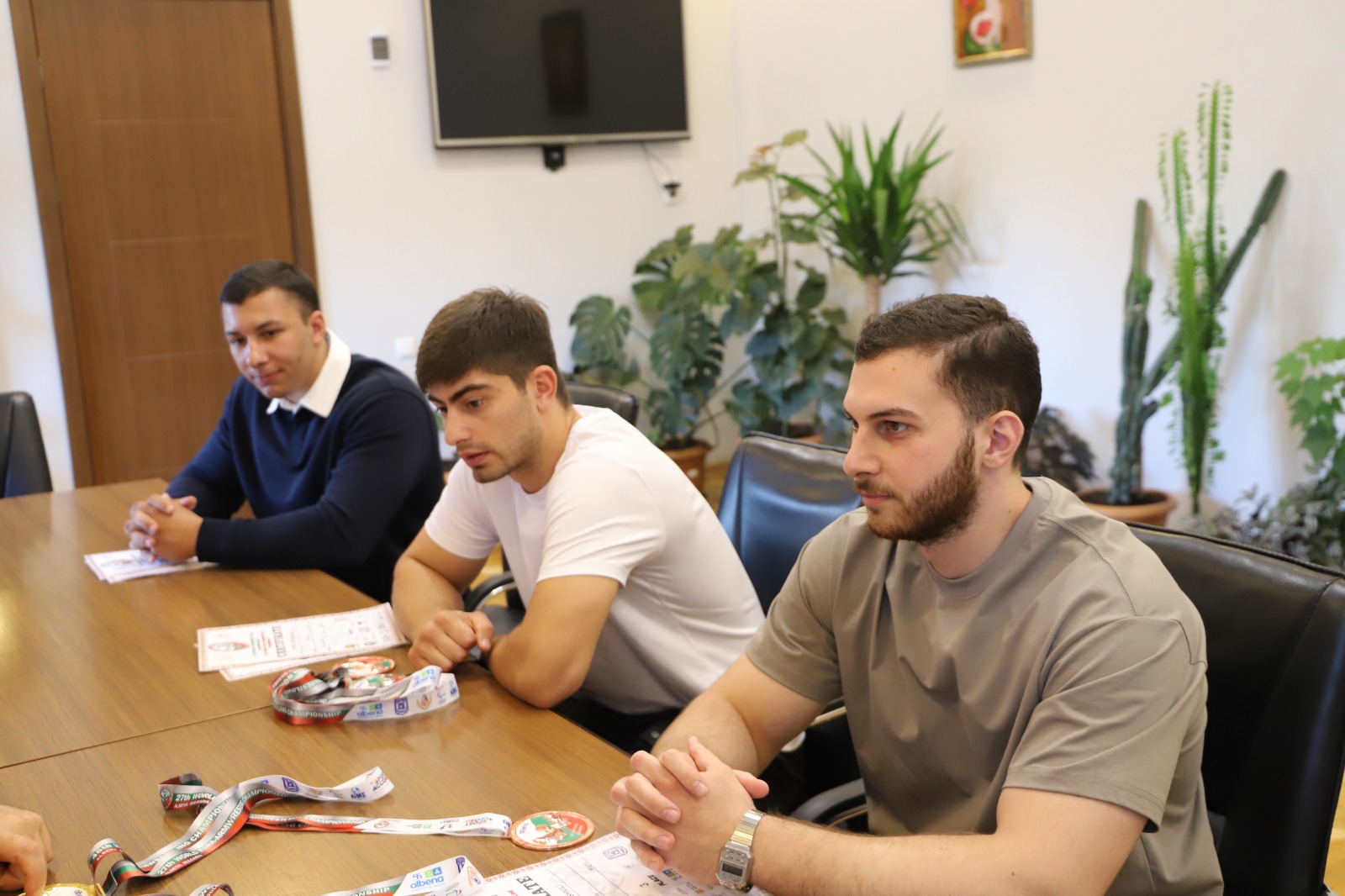 <p style="text-align: justify">თერჯოლის მუნიციპალიტეტის მერი მანუჩარ რობაქიძე ბულგარეთის ქალაქ ალბენაში  გამართულ მკლავჭიდში მსოფლიო ჩემპიონატში მონაწილე სპორტსმენებს შეხვდა და მიღწეული წარმატებები მიულოცა.</p><p style="text-align: justify">ჩემპიონატში, რომელიც 10-23 სექტემბრის პერიოდში გაიმართა, თერჯოლის მუნიციპალიტეტში მცხოვრები სპორტსმენებიც მონაწილეობდნენ.&nbsp;</p><p style="text-align: justify">როგორც მერმა აღნიშნა, პირველ ადგილზე გასულ სპორტსმენს გადაეცემა 5000 ლარი, მეორეზე გასულს 4000 ლარი, მესამეზე &nbsp;- 3000 ლარი, ფულადი პრიზით დაჯილდოვდება ასევე მწვრთნელი.</p><p style="text-align: justify">მკლავჭიდელმა ლუკა ცინაძემ 23-წლამდელთა შორის მარჯვენა და მარცხენა მკლავის გადაძალვაში დაიკავა პირველი ადგილი, ასევე &nbsp;დიდებს &nbsp;შორის, &nbsp;მარცხენა &nbsp;მკლავის &nbsp;გადაძალვაში დაიკავა პირველი ადგილი.</p><p style="text-align: justify">რევაზ &nbsp;თევდორაძემ დიდებს შორის &nbsp;მარჯვენა &nbsp;მკლავის გადაძალვაში დაიკავა მეორე ადგილი; მარცხენა მკლავში - მესამე ადგილი.</p><p style="text-align: justify">ანზორ ბროკიშვილმა 23-წლამდელთა შორის მარჯვენა მკლავის გადაძალვაში დაიკავა მესამე ადგილი.&nbsp;</p><p style="text-align: justify">მსოფლიო ჩემპიონებს ჯილდოდ ადგილობრივი ბიუჯეტიდან ჯამში 34 500 ლარი გადაეცემათ.</p>