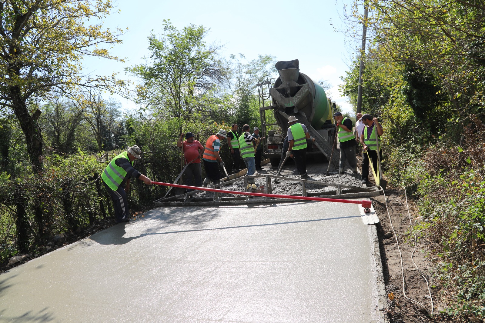 <p style="text-align: justify">თერჯოლის მუნიციპალიტეტის მერმა მანუჩარ რობაქიძემ სოფელ ღვანკითსა და ქვედა სიმონეთში საავტომობილო გზის სარეაბილიტაციო სამუშაოები დაათვალიერა.</p><p style="text-align: justify">მუნიციპალიტეტის მერიის ინფორმაციით, საგზაო ინფრასტრუქტურის მოსაწყობად,ცენტრალური და &nbsp;საუბნო გზების 5-კილომეტრიან მონაკვეთზე არმირებული ბეტონის საფარი ეწყობა, პროექტის ფარგლებში სანიაღვრე არხებიც რეაბილიტირდება.</p><p style="text-align: justify">ორივე ინფრასტრუქტურული პროექტი რეგიონების განვითარების ფონდიდან, ადგილობრივი ბიუჯეტის თანადაფინანსებით ხორციელდება და მისი ღირებულება 1 200 000 ლარზე მეტია.</p>