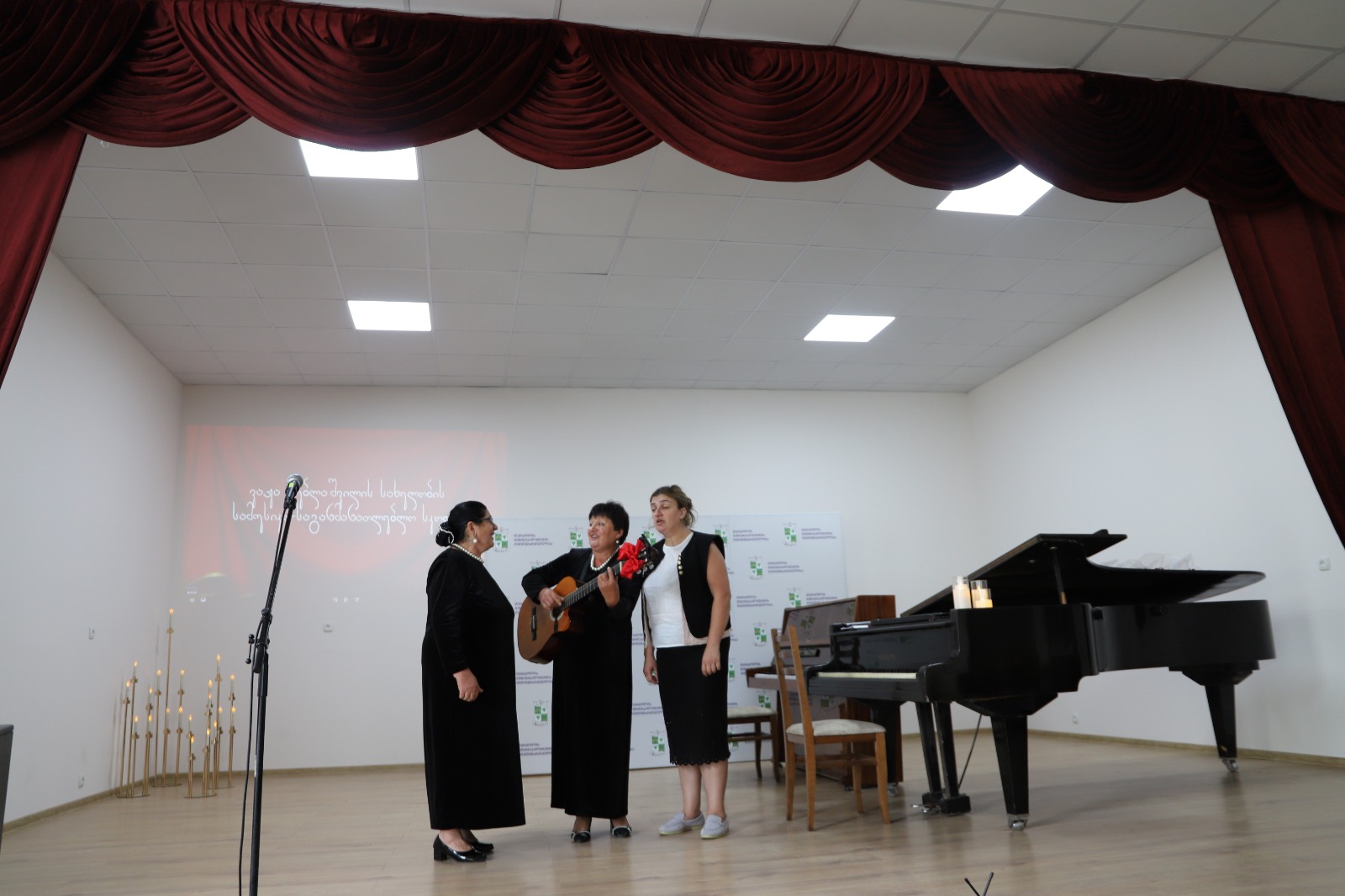 <p style="text-align: justify">თერჯოლის მუნიციპალიტეტის მერმა მანუჩარ რობაქიძემ ვაჟა კუბლაშვილის სახელობის სამუსიკო სკოლის ახლად რეაბილიტირებული შენობა გახსნა.</p><p style="text-align: justify">მუნიციპალიტეტის მერიის ინფორმაციით, სამუსიკო სკოლაში, რეგიონული განვითარების ფონდისა და ადგილობრივი ბიუჯეტის თანადაფინანსებით, სრული რეაბილიტაცია განხორციელდა - შეიცვალა სახურავი, შეკეთდა და შეიღება გარე ფასადი, შემოიღობა და გამწვანდა სკოლის ეზო, დამონტაჟდა გათბობის ახალი სისტემა და განახლდა ინვენტარი. სამუსიკო სკოლაში, ამჟამად, 4 სხვადასხვა მუსიკალური მიმართულებით 173 მოსწავლე სწავლობს.</p><p style="text-align: justify">დღესვე, ღონისძიების ფარგლებში, გაიხსნა მომღერლისა და სახალხო არტისტის ვაჟა კუბლაშვილის ბიუსტი.</p><p style="text-align: justify">მერთან ერთად, სამუსიკო სკოლის გახსნის საზეიმო ღონისძიებას პარლამენტის წევრი ზვიად შალამბერიძე, საკრებულოს თავმჯდომარის მოადგილე დავით გოგბერაშვილი და იმერეთის სახელმწიფო რწმუნებულის ადმინისტრაციის წარმომადგენლები დაესწრნენ.</p><p style="text-align: justify">თერჯოლის სამუსიკო სკოლის რეაბილიტაციისთვის ცენტრალური და ადგილობრივი ბიუჯეტიდან, ჯამში, დაახლოებით, 1 მლნ ლარი დაიხარჯა.</p>