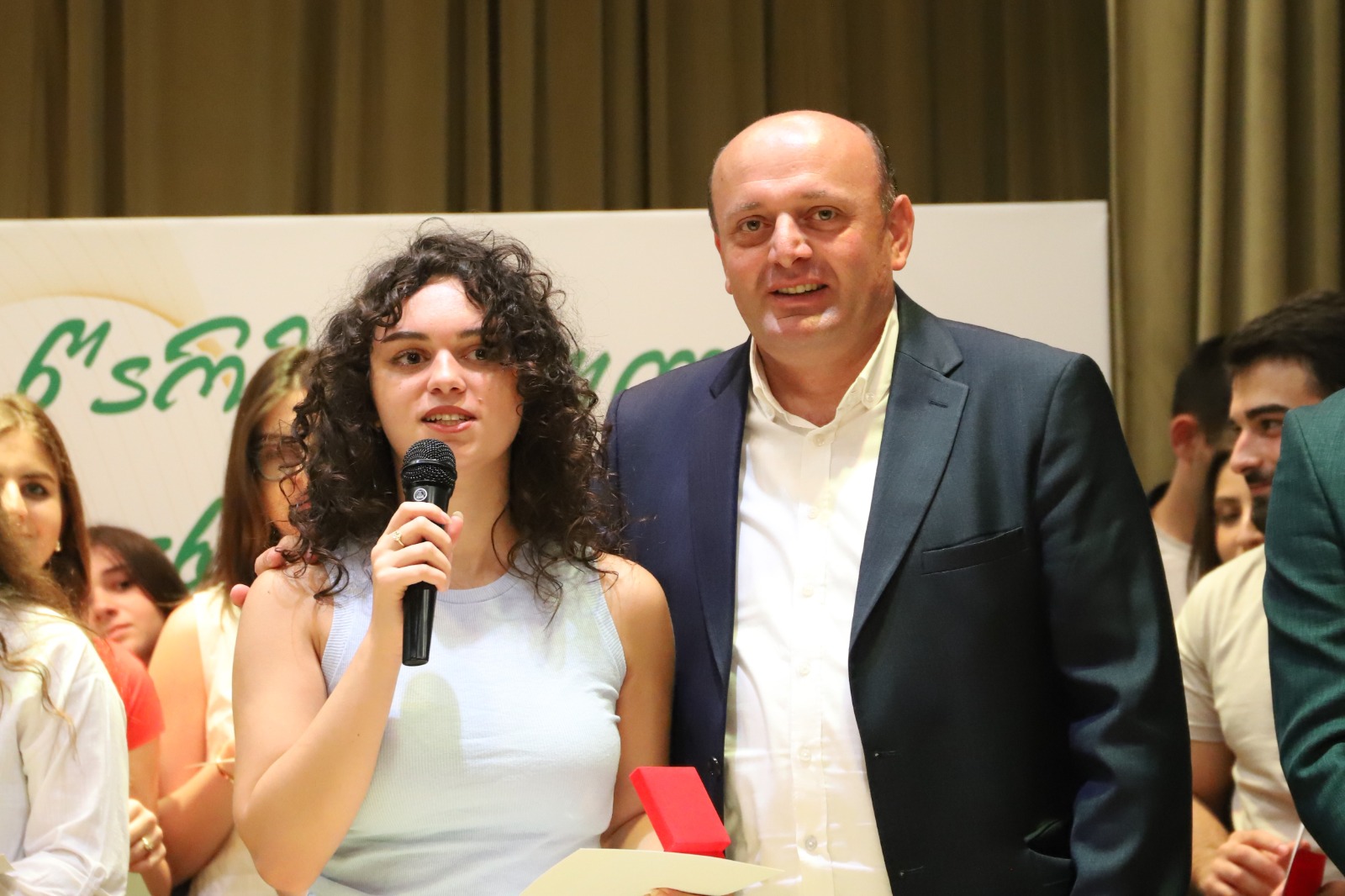 <p style="text-align: justify">თერჯოლაში სკოლის მედალოსნების დაჯილდოების ცერემონია გაიმართა.</p><p style="text-align: justify">2023-2024 სასწავლო წლის 67 წარჩინებულ კურსდამთავრებულს, ოქროს და ვერცხლის მედლები გადაეცათ.</p><p style="text-align: justify">მედლების გადაცემის საზეიმო ცერემონიას მუნიციპალიტეტის მერი მანუჩარ რობაქიძე, თერჯოლისა და ტყიბულის ეპარქიის მეუფე, მიტროპოლიტი გიორგი შალამბერიძე, იმერეთის სახელმწიფო რწმუნებულის ადმინისტრაციის რეგიონებთან ურთიერთობის ხელმძღვანელი დავით გორდელაძე, &nbsp;საკრებულოს თავმჯდომარის მოადგილე ჯემალ ისაკაძე ,თერჯოლის საგანმანათლებლო რესურსცენტრის ხელმძღვანელი ქეთევან შეყრილაძე, ადგილობრივი თვითმმართველობის და განათლების სფეროს სხვა წარმომადგენლები ესწრებოდნენ.</p><p style="text-align: justify">ოქროს მედალი 52 &nbsp;მოსწავლეს გადაეცა, ხოლო ვერცხლის მედლით 15 მოსწავლე დაჯილდოვდა.</p>