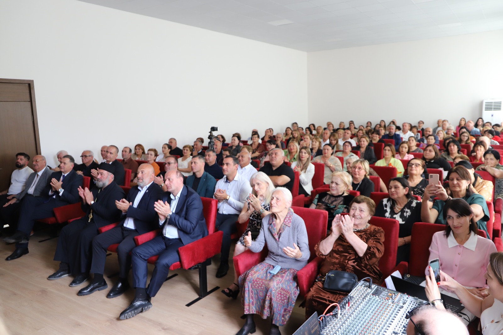 <p style="text-align: justify">თერჯოლის მუნიციპალიტეტის მერმა მანუჩარ რობაქიძემ ვაჟა კუბლაშვილის სახელობის სამუსიკო სკოლის ახლად რეაბილიტირებული შენობა გახსნა.</p><p style="text-align: justify">მუნიციპალიტეტის მერიის ინფორმაციით, სამუსიკო სკოლაში, რეგიონული განვითარების ფონდისა და ადგილობრივი ბიუჯეტის თანადაფინანსებით, სრული რეაბილიტაცია განხორციელდა - შეიცვალა სახურავი, შეკეთდა და შეიღება გარე ფასადი, შემოიღობა და გამწვანდა სკოლის ეზო, დამონტაჟდა გათბობის ახალი სისტემა და განახლდა ინვენტარი. სამუსიკო სკოლაში, ამჟამად, 4 სხვადასხვა მუსიკალური მიმართულებით 173 მოსწავლე სწავლობს.</p><p style="text-align: justify">დღესვე, ღონისძიების ფარგლებში, გაიხსნა მომღერლისა და სახალხო არტისტის ვაჟა კუბლაშვილის ბიუსტი.</p><p style="text-align: justify">მერთან ერთად, სამუსიკო სკოლის გახსნის საზეიმო ღონისძიებას პარლამენტის წევრი ზვიად შალამბერიძე, საკრებულოს თავმჯდომარის მოადგილე დავით გოგბერაშვილი და იმერეთის სახელმწიფო რწმუნებულის ადმინისტრაციის წარმომადგენლები დაესწრნენ.</p><p style="text-align: justify">თერჯოლის სამუსიკო სკოლის რეაბილიტაციისთვის ცენტრალური და ადგილობრივი ბიუჯეტიდან, ჯამში, დაახლოებით, 1 მლნ ლარი დაიხარჯა.</p>