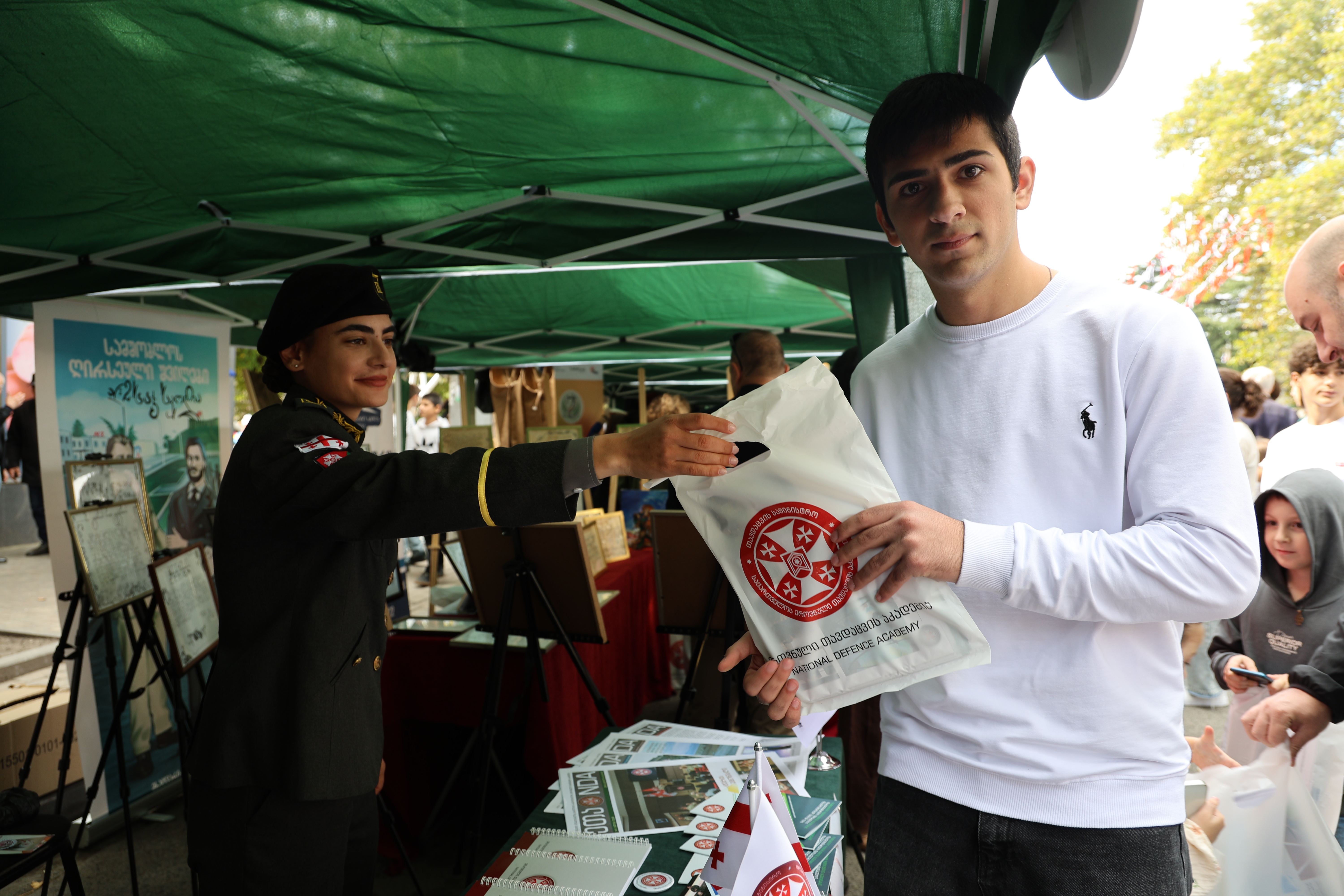 <p style="text-align: justify">სსიპ - დავით აღმაშენებლის სახელობის საქართველოს ეროვნული თავდაცვის აკადემიამ სახალხო დღესასწაულში "გორის დღე 2025" მიიღო მონაწილეობა.</p><p style="text-align: justify">საგამოფენო სივრცეში ეროვნული თავდაცვის აკადემია, სხვა საგანმანათლებლო დაწესებულებებთან ერთად, სპეციალური სტენდით იყო წარმოდგენილი, სადაც განთავსებული იყო აკადემიის სარეკლამო-საინფორმაციო ბროშურები და სხვადასხვა ბრენდირებული სასაჩუქრე საშუალებები. ღონისძიების მიმდინარეობისას აკადემიის იუნკერები დაინტერესებულ პირებს ამომწურავ ინფორმაციას აწვდიდნენ აკადემიური და სამხედრო განათლების მიღების პერსპექტივების, არსებული საბაკალავრო, სამაგისტრო და ოფიცერთა მომზადების საკანდიდატო კურსზე, აგრეთვე გაცვლითი პროგრამების, სტიპენდიის მიღების პირობებისა და აკადემიის მატერიალურ-ტექნიკური საშუალებების შესახებ.</p><p style="text-align: justify">აკადემიის საინფორმაციო სივრცემ დიდი ინტერესი გამოიწვია ღონისძიებაზე დამსწრე საზოგადოებაში, რაც გამოიხატებოდა ვიზიტორების სიმრავლით.</p><p style="text-align: justify">ეროვნული თავდაცვის აკადემია მთელი წლის განმავლობაში სხვადასხვა აქტივობების სახით, უწყვეტ რეჟიმში აწვდის დაინტერესებულ საზოგადოებას სრულყოფილ ინფორმაციას აკადემიაში მიმდინარე სიახლეების და პროგრესის შესახებ.</p>