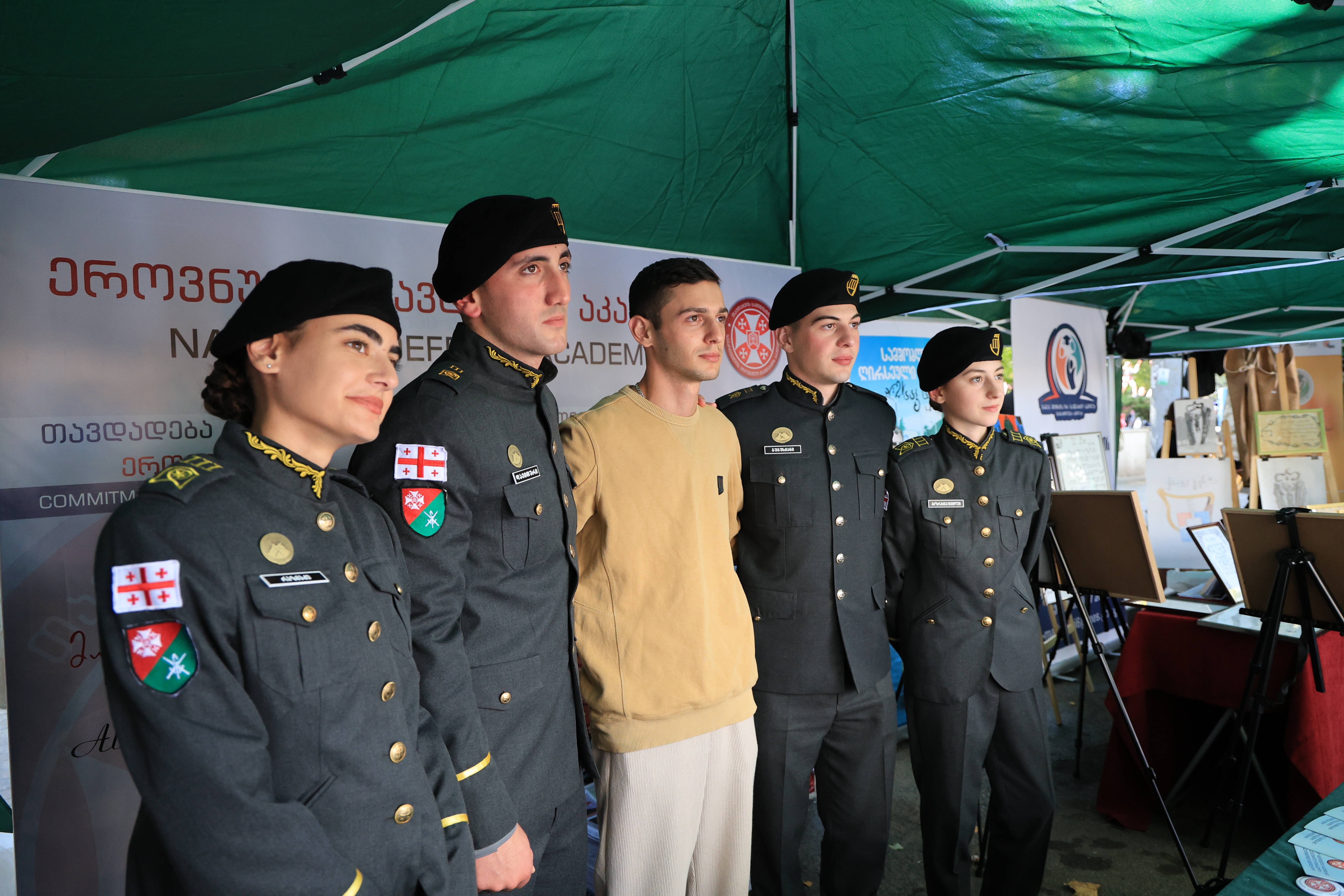 <p style="text-align: justify">სსიპ - დავით აღმაშენებლის სახელობის საქართველოს ეროვნული თავდაცვის აკადემიამ სახალხო დღესასწაულში "გორის დღე 2025" მიიღო მონაწილეობა.</p><p style="text-align: justify">საგამოფენო სივრცეში ეროვნული თავდაცვის აკადემია, სხვა საგანმანათლებლო დაწესებულებებთან ერთად, სპეციალური სტენდით იყო წარმოდგენილი, სადაც განთავსებული იყო აკადემიის სარეკლამო-საინფორმაციო ბროშურები და სხვადასხვა ბრენდირებული სასაჩუქრე საშუალებები. ღონისძიების მიმდინარეობისას აკადემიის იუნკერები დაინტერესებულ პირებს ამომწურავ ინფორმაციას აწვდიდნენ აკადემიური და სამხედრო განათლების მიღების პერსპექტივების, არსებული საბაკალავრო, სამაგისტრო და ოფიცერთა მომზადების საკანდიდატო კურსზე, აგრეთვე გაცვლითი პროგრამების, სტიპენდიის მიღების პირობებისა და აკადემიის მატერიალურ-ტექნიკური საშუალებების შესახებ.</p><p style="text-align: justify">აკადემიის საინფორმაციო სივრცემ დიდი ინტერესი გამოიწვია ღონისძიებაზე დამსწრე საზოგადოებაში, რაც გამოიხატებოდა ვიზიტორების სიმრავლით.</p><p style="text-align: justify">ეროვნული თავდაცვის აკადემია მთელი წლის განმავლობაში სხვადასხვა აქტივობების სახით, უწყვეტ რეჟიმში აწვდის დაინტერესებულ საზოგადოებას სრულყოფილ ინფორმაციას აკადემიაში მიმდინარე სიახლეების და პროგრესის შესახებ.</p>