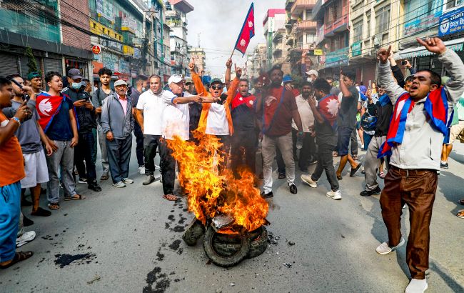დამწვარი პარლამენტი, გაქცეული ხელისუფლება - რა ხდება ნეპალში მასშტაბური საპროტესტო აქციების შემდეგ
