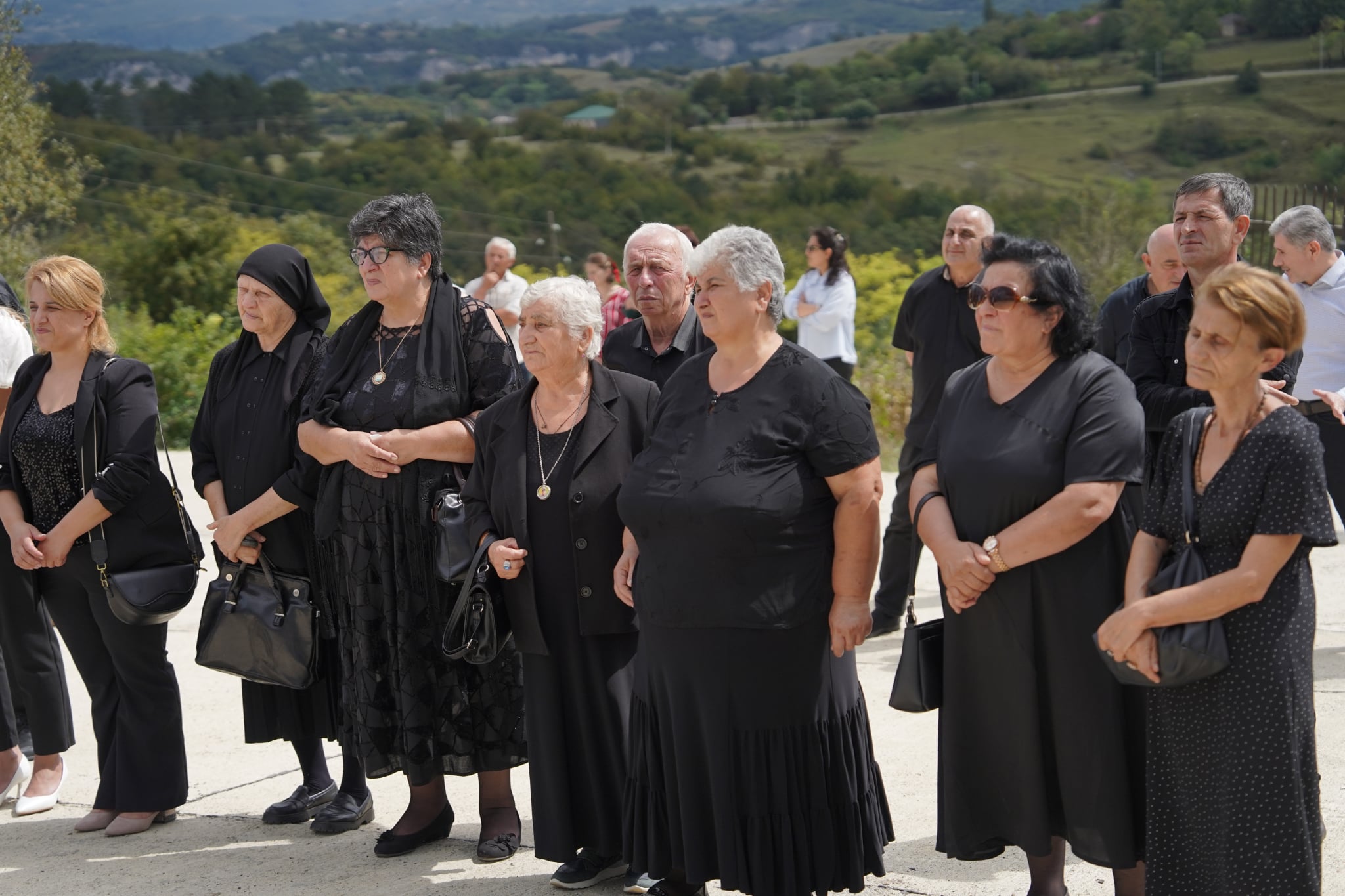 <p style="text-align: justify">დღეს შინდისის გმირის შმაგი კუპატაძის დაბადების დღეა.</p><p style="text-align: justify">ამ &nbsp;დღეს &nbsp;ჭიათურის მუნიციპალიტეტის მერობის კანდიდატმა გივი მოდებაძემ, მერის მოვალეობის შემსრულებელმა დავით წერეთელმა და პარტია „ქართული ოცნების“ მაჟორიტარი და პროპორციული სიის კანდიდატებმა პატივი მიაგეს შმაგი კუპატაძის უკვდავ ხსოვნას და სოფელ ღვითორში გვირგვინით შეამკეს მისი სახელობის მემორიალი, რომელიც მიმდინარე წლის აგვისტოში საზეიმოდ გაიხსნა.</p><p style="text-align: justify">ღონისძიებას ესწრებოდნენ შინდისის გმირების ოჯახის წევრები, რომლებიც მიწვეული იყვნენ მერიის ორგანიზებით. მემორიალთან აღევლინა პარაკლისი დაღუპული გმირების სულების მოსახსენებლად.</p><p style="text-align: justify">მნიშვნელოვანი იყო კულტურის ცენტრის შემოქმედებითი ჯგუფის მიერ წარმოდგენილი პერფორმანსი, რომელიც ძალზე შთამბეჭდავად ასახავდა იმ მძიმე წუთებს, რაც გმირებმა სამშობლოს დასაცავად გამოიარეს.</p><p style="text-align: justify">დღესვე გადაწყდა, რომ საფუძველი ჩაეყაროს ტრადიციას – ყოველი წლის 11 სექტემბერს, შმაგი კუპატაძის დაბადების დღეს, სოფელ ღვითორში მოიწვიონ შინდისის გმირების ოჯახები, რაც იქნება არა მხოლოდ პატივისცემა მათი უდიდესი თავდადებისთვის, არამედ მაგალითი მომავალი თაობისთვის - თაობისთვის, რომელიც უნდა აღიზარდოს იმ გმირების სიყვარულით, ვინც თავგანწირვით დაიცვა სამშობლო.</p>