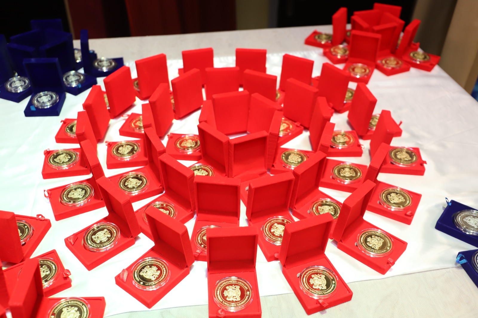 <p style="text-align: justify">თერჯოლაში სკოლის მედალოსნების დაჯილდოების ცერემონია გაიმართა.</p><p style="text-align: justify">2023-2024 სასწავლო წლის 67 წარჩინებულ კურსდამთავრებულს, ოქროს და ვერცხლის მედლები გადაეცათ.</p><p style="text-align: justify">მედლების გადაცემის საზეიმო ცერემონიას მუნიციპალიტეტის მერი მანუჩარ რობაქიძე, თერჯოლისა და ტყიბულის ეპარქიის მეუფე, მიტროპოლიტი გიორგი შალამბერიძე, იმერეთის სახელმწიფო რწმუნებულის ადმინისტრაციის რეგიონებთან ურთიერთობის ხელმძღვანელი დავით გორდელაძე, &nbsp;საკრებულოს თავმჯდომარის მოადგილე ჯემალ ისაკაძე ,თერჯოლის საგანმანათლებლო რესურსცენტრის ხელმძღვანელი ქეთევან შეყრილაძე, ადგილობრივი თვითმმართველობის და განათლების სფეროს სხვა წარმომადგენლები ესწრებოდნენ.</p><p style="text-align: justify">ოქროს მედალი 52 &nbsp;მოსწავლეს გადაეცა, ხოლო ვერცხლის მედლით 15 მოსწავლე დაჯილდოვდა.</p>