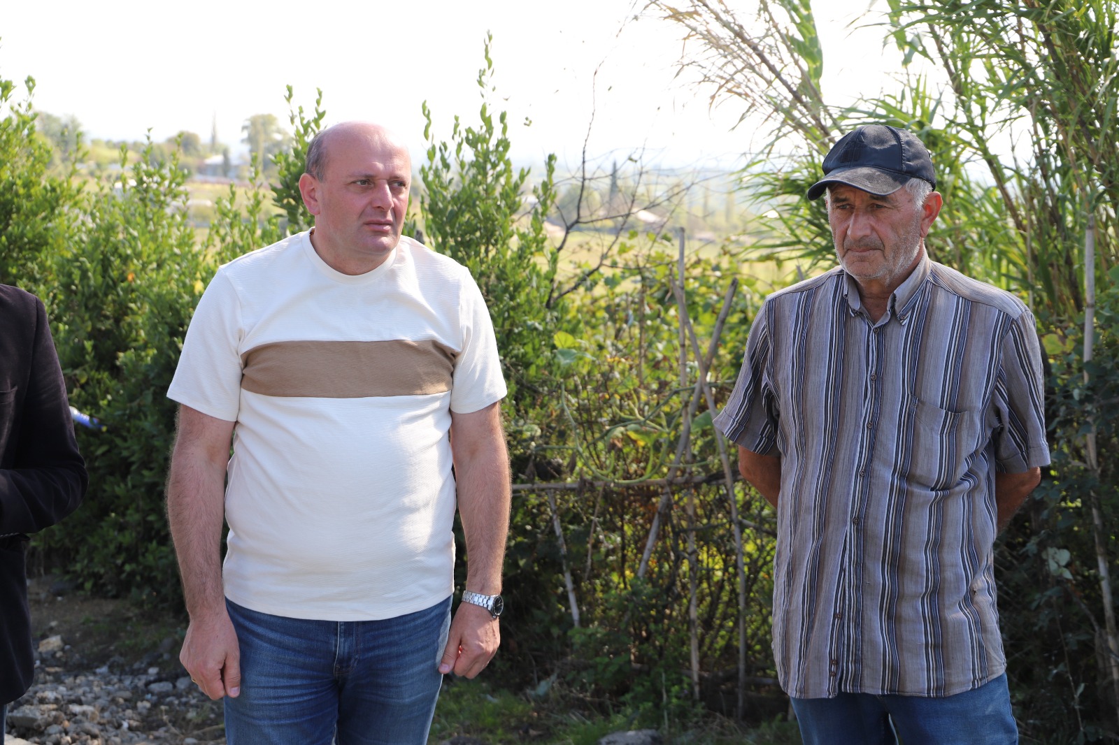 <p style="text-align: justify">თერჯოლის მუნიციპალიტეტის მერმა მანუჩარ რობაქიძემ სოფელ ღვანკითსა და ქვედა სიმონეთში საავტომობილო გზის სარეაბილიტაციო სამუშაოები დაათვალიერა.</p><p style="text-align: justify">მუნიციპალიტეტის მერიის ინფორმაციით, საგზაო ინფრასტრუქტურის მოსაწყობად,ცენტრალური და &nbsp;საუბნო გზების 5-კილომეტრიან მონაკვეთზე არმირებული ბეტონის საფარი ეწყობა, პროექტის ფარგლებში სანიაღვრე არხებიც რეაბილიტირდება.</p><p style="text-align: justify">ორივე ინფრასტრუქტურული პროექტი რეგიონების განვითარების ფონდიდან, ადგილობრივი ბიუჯეტის თანადაფინანსებით ხორციელდება და მისი ღირებულება 1 200 000 ლარზე მეტია.</p>