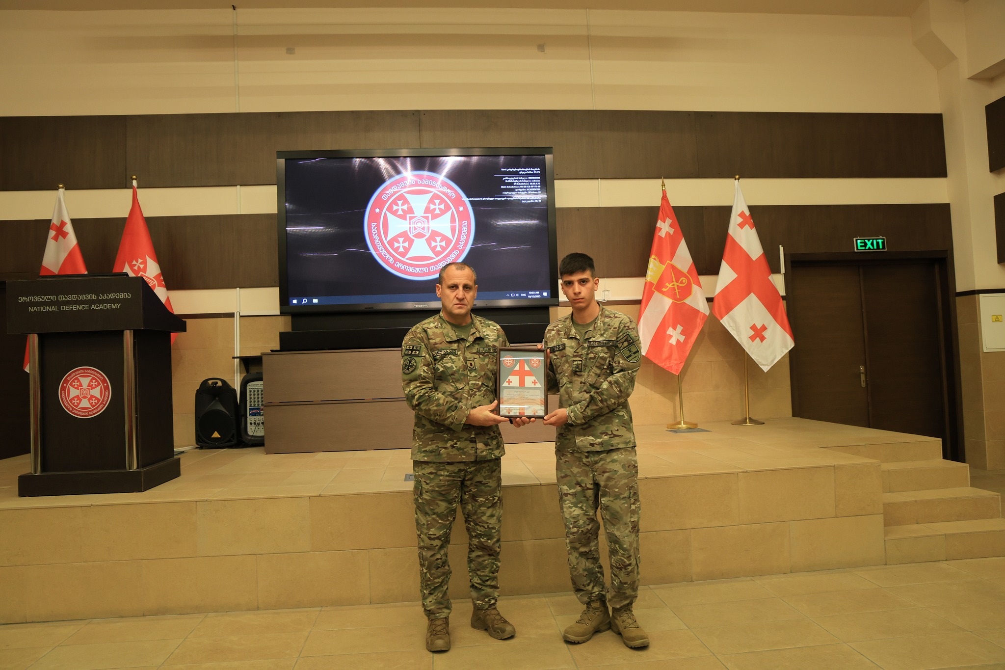 <p style="text-align: justify">სსიპ - დავით აღმაშენებლის სახელობის საქართველოს ეროვნული თავდაცვის აკადემიაში, აკადემიის ბაკალავრიატის წარჩინებული იუნკერების და მათი მშობლების დაჯილდოების ცერემონიალი გაიმართა.</p><p style="text-align: justify">ღონისძიებაზე მოწვეულ მშობლებს ეროვნული თავდაცვის აკადემიის რექტორი, ბრიგადის გენერალი მამია ბალახაძე შეხვდა. რექტორმა მისასალმებელ სიტყვაში აღნიშნა ოჯახის თანადგომის უდიდესი მნიშვნელობაზე ცოდნის დაუფლების რთულ პროცესში და წარჩინებულ იუნკერებს მიღწეული წარმატება მიულოცა.</p><p style="text-align: justify">აღსანიშნავია, რომ აკადემიაში I, II და III კურსის ყველა იუნკერი იღებს ყოველთვიურ განსაზღვრულ სტიპენდიას 500 ლარს, ხოლო IV კურსის იუნკერები - 1320 ლარს.</p><p style="text-align: justify">გარდა ამისა წარჩინებული იუნკერები იღებენ დამატებით სტიპენდიას რეიტინგის მიხედვით.</p><p style="text-align: justify">დამატებითი სტიპენდიის გაცემის კრიტერიუმებია:</p><p style="text-align: justify">რეიტინგული ქულა A+ (95 – 100 ქულა) - 300 ლარი;</p><p style="text-align: justify">რეიტინგული ქულა A (91 – 94 ქულა) - 200 ლარი;</p><p style="text-align: justify">რეიტინგული ქულა B (81 – 90 ქულა) - 100 ლარი;</p><p style="text-align: justify">აკადემიაში ყოველი სასწავლო სემესტრის დასრულების შემდეგ ხორციელდება წარჩინებული იუნკერების (A+ კატეგორიის) მშობლების დაჯილდოება, ამასთანავე A და B კატეგორიის იუნკერების მშობლებს ეგზავნებათ რექტორის სამადლობელი წერილი საცხოვრებელ მისამართზე.</p>