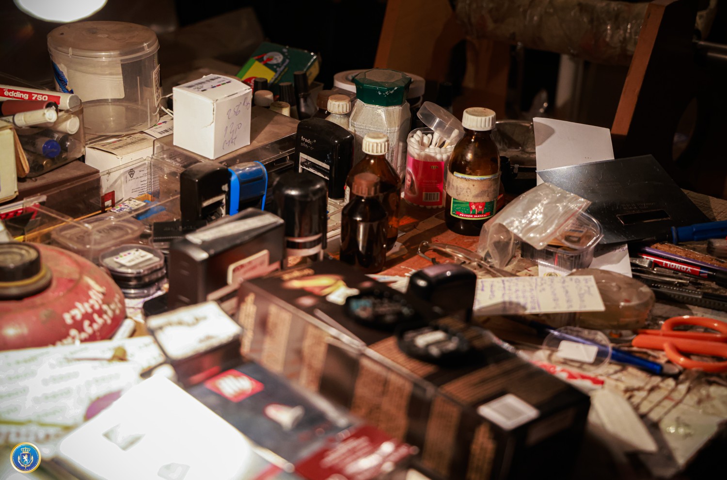 <p style="text-align: justify">ფინანსთა სამინისტროს საგამოძიებო სამსახურის თანამშრომლებმა, საქართველოს გენერალურ პროკურატურასთან კოორდინაციით, ჩატარებული ოპერატიულ-სამძებრო ღონისძიებებისა და საგამოძიებო მოქმედებების შედეგად, წინასწარი შეთანხმებით ჯგუფის მიერ, დიდი ოდენობით სხვისი სასაქონლო ნიშნის უკანონო დამზადება-გამოყენების ფაქტზე, საქართველოს მოქალაქეები გ. ა. და ფ. დ. დააკავეს.</p><p style="text-align: justify">"გამოძიებით დადგინდა, რომ ბრალდებულებს, მატერიალური სარგებლის უკანონოდ მიღების მიზნით, ქალაქ თბილისში მოწყობილი ჰქონდათ კუსტარული საწარმო, სადაც სისტემატურად ახორციელებდნენ ძირითადად, ტკბილეულის და ყავის დამზადებას, რის შემდგომაც ახდენდნენ აღნიშნული პროდუქციის „Raffaello”-ს და „Jacobs Monarch”-ის სასაქონლო ნიშნით უკანონო ნიშანდებას და რეალიზაციას.</p><p style="text-align: justify">საგამოძიებო მოქმედებების შედეგად, ამოღებულ იქნა, სარეალიზაციოდ გამზადებული, 10 000 ერთეულზე მეტი „Jacobs Monarch”-ის სასაქონლო ნიშნით უკანონო ნიშანდებული ერთჯერადი ყავა და 2 400 ერთეულზე მეტი „Raffaello”-ს სასაქონლო ნიშნით უკანონო ნიშანდებული ტკბილეული.</p><p style="text-align: justify">ასევე, ჩხრეკის შედეგად, აღმოჩენილი და ამოღებული იქნა ყავა „Jacobs Monarch”-ის და „Carte Noire“-ის სასაქონლო ნიშნით უკანონო ნიშანდებული ლენტები, ვადაგასული ტკბილეული „Kinder Schokolade”, “Jacobs Monarch”-ის და „Raffaello”-ს ყუთები, ყალიბები, ბეჭდები და ზემოხსენებული პროდუქციის შეფუთვისათვის და წარმოებისათვის განკუთვნილი ტექნიკური დანადგარები.</p><p style="text-align: justify">საქმეზე გრძელდება საგამოძიებო და ოპერატიული ღონისძიებები, როგორც აღნიშნულ დანაშაულებრივ ქმედებაში ჩართული სხვა პირების დადგენა-მხილების, ასევე იმ ობიექტების დადგენა-გამოვლენის მიზნით, სადაც ხორციელდებოდა აღნიშნული პროდუქციის რეალიზაცია.</p><p style="text-align: justify">გამოძიება მიმდინარეობს საქართველოს სისხლის სამართლის კოდექსის 196-ე მუხლის მე-3 ნაწილით, რაც სასჯელის სახით ითვალისწინებს თავისუფლების აღკვეთას 3-დან 5 წლამდე ვადით", - აღნიშნულია ინფორმაციაში.</p>