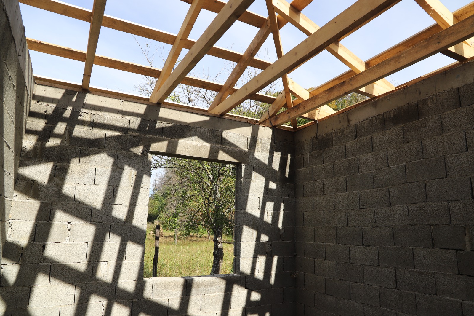 <p style="text-align: justify">თერჯოლის მუნიციპალიტეტის მერი მანუჩარ რობაქიძე, იმერეთში სახელმწიფო რწმუნებულთან ლევან ზალკალიანთან და საკრებულოს თავმჯდომარე გიორგი ბარათაშვილთან ერთად, სოციალურად დაუცველი ოჯახებისთვის საცხოვრებელი სახლების მშენებლობის პროცესს გაეცნო.</p><p style="text-align: justify">ახალი საცხოვრებელი სახლი მუნიციპალიტეტში მცხოვრებ 9 უსახლკარო, სოციალურად დაუცველ ოჯახს გადაეცემა. </p><p style="text-align: justify">მუნიციპალიტეტის მერიის ინფორმაციით, სოციალურად დაუცველი ოჯახების დახმარებისა და გაძლიერების მიზნით, აღნიშნული პროგრამის ფარგლებში ადგილობრივი ბიუჯეტიდან 400 000 ლარია გამოყოფილი.</p><p style="text-align: justify">სოციალური პროგრამა, რომელიც თერჯოლის მუნიციპალიტეტში 2019 წლიდან ხორციელდება, ითვალისწინებს ინდივიდუალური სახლების მშენებლობას, ან შეძენას მძიმე საყოფაცხოვრებო პირობების მქონე სოციალურად დაუცველი პირებისთვის, რომელთა სახლები დაზიანების მასშტაბის გამო დემონტაჟს ექვემდებარება.</p><p style="text-align: justify">პროგრამის ფარგლებში ახალი საცხოვრებელი სახლი უკვე 50 ოჯახს გადაეცა.</p>