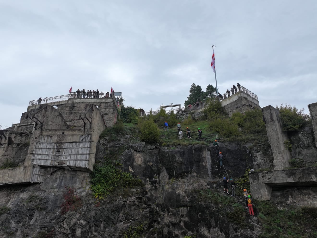 <p style="text-align: justify">ჭიათურაში, ე.წ. "საშევარდნოს" კლდეზე, ახალი ვია ფერატა (Via Ferrata) მოეწყო - თანამედროვე ტურისტული ობიექტი, რომელიც სათავგადასავლო ტურიზმის ერთ-ერთ ყველაზე პოპულარულ მიმართულებას წარმოადგენს მთელ მსოფლიოში.</p><p style="text-align: justify">ღონისძიებას ჭიათურის მუნიციპალიტეტის მერი გივი მოდებაძე, მერის მოადგილეები, ადგილობრივი თვითმმართველობის წარმომადგენლები და მოწვეული სტუმრები დაესწრნენ.</p><p style="text-align: justify">პირველმა ამსვლელებმა წარმატებით დაძლიეს მარშრუტი, რომელიც რუსთაველის ქუჩიდან „საშევარდნოს“ გადასახედამდე მიემართება.</p><p style="text-align: justify">ახალი ექსტრემალური ბილიკი გათვლილია როგორც პროფესიონალ მეკლდეურებზე, ისე სათავგადასავლო ტურიზმის მოყვარულ მოქალაქეებზე და მიზნად ისახავს ტურისტული ინფრასტრუქტურის განვითარებასა და ქალაქის ტურისტული პოტენციალის გაზრდას.</p><p style="text-align: justify">აღსანიშნავია, რომ ვია ფერატა საქართველოში და მთელ კავკასიაში პირველად სწორედ 2021 წელს, ჭიათურის მუნიციპალიტეტის სოფელ სვერში მოეწყო, ხოლო ახლად მოწყობილი მარშრუტი „საშევარდნოს“ კლდეზე მეორეა და კიდევ ერთი მნიშვნელოვანი ნაბიჯია რეგიონის სათავგადასავლო ტურიზმის განვითარებაში.</p><p style="text-align: justify">ახალ ვია ფერატას ჭიათურაში რამდენიმე მნიშვნელოვანი უპირატესობა აქვს: მისი ადგილმდებარეობა უზრუნველყოფს ვიზიტორთა ნაკადებთან უფრო დიდ ხელმისაწვდომობას, ხოლო მარშრუტის გავლით სტუმრებს შესაძლებლობა ეძლევათ მოხვდნენ ადგილზე, საიდანაც პანორამული ხედი მთელ ქალაქზე იშლება.</p><p style="text-align: justify">პროექტის საერთო ღირებულება შეადგენს 300 000 ლარს.</p><p style="text-align: justify">ის განხორციელდა გერმანიის საერთაშორისო თანამშრომლობის საზოგადოებისა (GIZ) და ჭიათურის მუნიციპალიტეტის მერიის თანადაფინანსებით.</p><p style="text-align: justify">ჭიათურის მერის გივი მოდებაძის განცხადებით, მომავალში დაგეგმილია ზიპლაინის მოწყობაც, რომელიც „საშევარდნოს“ კლდეს დააკავშირებს კულტურის ცენტრთან და ყოფილი პიონერთა სასახლის ტერიტორიაზე განთავსებულ სკვერთან.</p><p style="text-align: justify">დღესვე გაიმართა ცნობილი მთამსვლელის, მეკლდეურის და სპელეოლოგის გოდერძი სამხარაძის სახელობის მეკლდეურობის ფესტივალი.</p>