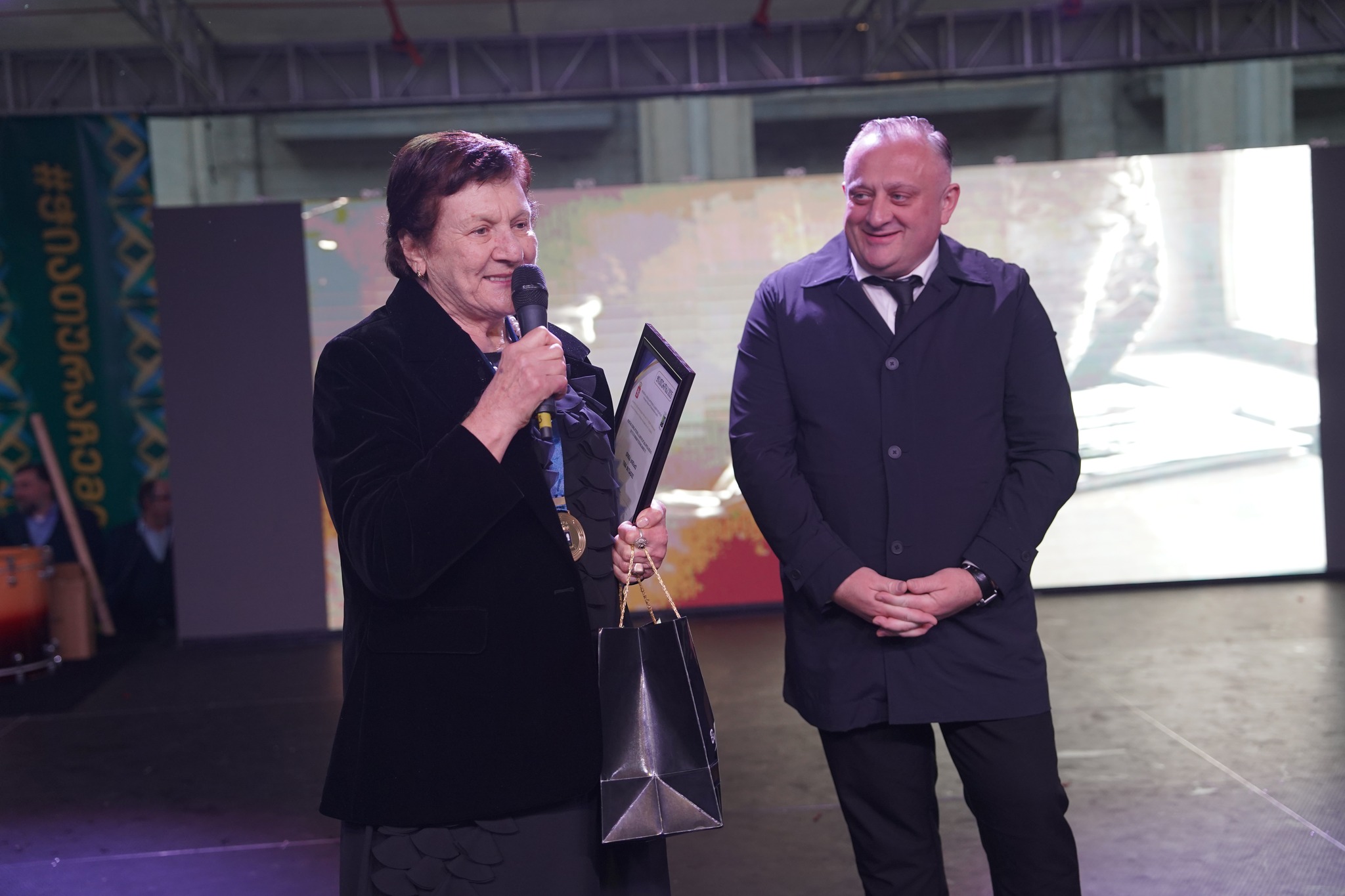 <p style="text-align: justify">ჭიათურის მუნიციპალიტეტის მერმა გივი მოდებაძემ ჭიათურის საპატიო მოქალაქეები დააჯილდოვა. </p><p style="text-align: justify">დაჯილდოების ცერემონიაზე, რომელიც ტრადიციული სახალხო დღესასწაულის "ჭიათურობა 2025“-ის ფარგლებში გაიმართა, მერმა საპატიო მოქალაქეების ტიტულის მფლობელებს მუნიციპალიტეტის განვითარებაში შეტანილი წვლილისთვის მადლობა გადაუხადა. </p><p style="text-align: justify">2025 წელს ჭიათურის საპატიო მოქალაქეები გახდნენ:</p><p style="text-align: justify"><strong>პაატა კვიჟინაძე</strong> – საქართველოს XI მოწვევის პარლამენტის წევრი, საჩხერის, ჭიათურისა და ხარაგაულის მუნიციპალიტეტების დელეგატი, პარლამენტის საფინანსო-საბიუჯეტო კომიტეტის თავმჯდომარე;</p><p style="text-align: justify"><strong>ილო ლაბაძე</strong> – სოფლის მეურნეობის დამსახურებული მუშაკი;</p><p style="text-align: justify"><strong>თინა ბიწაძე</strong> – ღვაწლმოსილი ჟურნალისტი;</p><p style="text-align: justify"><strong>მარინა ფიფია</strong> – ექიმი მეან-გინეკოლოგი;</p><p style="text-align: justify"><strong>კუკური მოდებაძე</strong> – ჭიათურის აკაკი წერეთლის სახელობის სახელმწიფო პროფესიული თეატრის შუქის მხატვარი.</p><p style="text-align: justify">საპატიო მოქალაქის დაჯილდოებასთან ერთად, "ჭიათურობა 2025“ მრავალფეროვანი კულტურული, შემეცნებითი და გასართობი ღონისძიებებით აღინიშნა. მოეწყო შემეცნებით-გასართობი და საგამოფენო სივრცეები, პერფორმანსები, თეატრალიზებული წარმოდგენები, კულტურული და სპორტული აქტივობები.</p><p style="text-align: justify">სახალხო დღესასწაულის აღნიშვნა კონცერტით დასრულდა, რომელშიც ადგილობრივი შემოქმედებითი ანსამბლები და მუსიკალური ჯგუფი "ურსა“ მონაწილეობდნენ.</p>