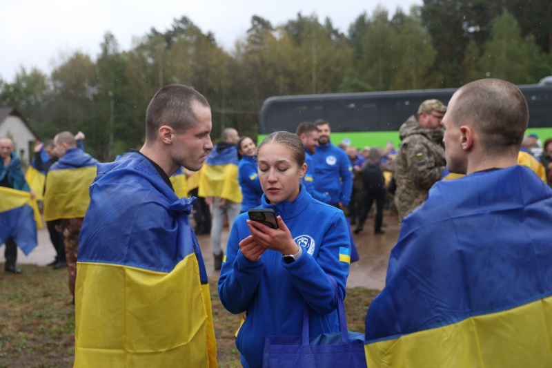 <p style="text-align: justify">უკრაინამ რუსული ტყვეობიდან 200-ზე მეტი ადამიანი დაიბრუნა, მათ შორის 185 ჯარისკაცი და 20 მშვიდობიანი მოქალაქე. მათი უმეტესობა 2022 წლიდან ტყვეობაში იმყოფებოდა.</p><p style="text-align: justify">გათავისუფლებულებს შორის არიან შეიარაღებული ძალების, ეროვნული გვარდიისა და სახელმწიფო სასაზღვრო სამსახურის ჯარისკაცები.</p><p style="text-align: justify">გათავისუფლებული ჯარისკაცები იცავდნენ უკრაინას ლუგანსკის, დონეცკის, ხარკოვის, ზაპოროჟიეს, ხერსონის, კიევის, სუმის და ჩერნიგოვის მიმართულებით.</p><p style="text-align: justify">ყველაზე ახალგაზრდა გათავისუფლებული 26 წლის არის, ხოლო ყველაზე უფროსი – 59-ის.</p><p style="text-align: justify">"ჩვენი ჯარისკაცები იმყოფებოდნენ მარიუპოლში, აზოვსტალში და ჩერნობილის ატომურ ელექტროსადგურზე. მათი უმეტესობა 2022 წლიდან ტყვეობაში იმყოფებოდა და ახლა საბოლოოდ სახლში არიან“, – განაცხადა უკრაინის პრეზიდენტმა ვოლოდიმირ ზელენსკიმ.</p><p style="text-align: justify">ჯარისკაცებთან ერთად რუსეთის ტყვეობიდან 20 უკრაინელი სამოქალაქო პირიც გათავისუფლდა.</p>