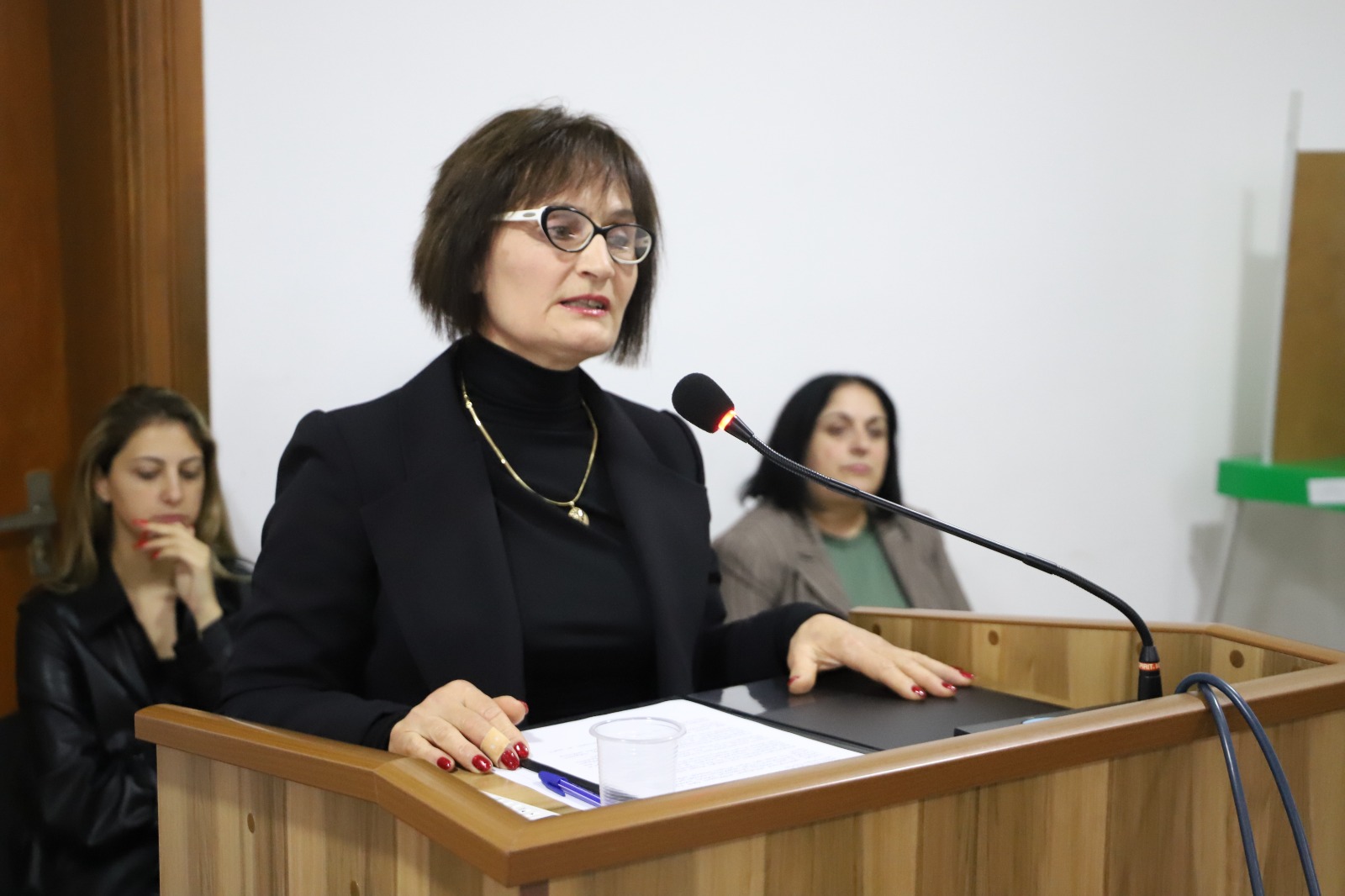 <p style="text-align: justify">თერჯოლის მუნიციპალიტეტის საკრებულოში ახალი მოწვევის საკრებულოს პირველი სხდომა გაიმართა. სხდომა თერჯოლის საოლქო საარჩევნო კომისიის თავმჯდომარემ ნაზი სირაძემ გახსნა, 2025 წლის თვითმმართველობის არჩევნების შედეგებზე ისაუბრა, ასევე წარმოადგინა ოქტომბრის არჩევნების მონაცემები და შემაჯამებელი ოქმი.</p><p style="text-align: justify">სხდომაზე საკრებულოს წევრებმა აირჩიეს დროებითი სამანდატო და ხმის დამთვლელი კომისიები. </p><p style="text-align: justify">ახალი საკრებულო 35 დეპუტატისგან შედგება.</p><p style="text-align: justify">სხდომაზე, უმრავლესობის წარდგინებით, ფარული კენჭისყრის საფუძველზე, საკრებულოს თავმჯდომარედ სოსო ჩაფიჩაძე აირჩიეს. </p><p style="text-align: justify">თავმჯდომარის პირველ მოადგილედ არჩეულ იქნა დავით გოგბერაშვილი, ხოლო მოადგილეებად: ჯემალ ისაკაძე და სერგი ჯიხვაშვილი. </p><p style="text-align: justify">ეკონომიკისა და ქონების მართვის საკითხთა კომისიის თავმჯდომარე აირჩიეს ბადრი ბუცხრიკიძე; </p><p style="text-align: justify">საფინანსო - საბიუჯეტო კომისიის თავმჯდომარედ - ზურაბი ჩხიკვაძე; </p><p style="text-align: justify">იურიდიულ საკითხთა კომისიის თავმჯდომარედ - ბიძინა ბუცხრიკიძე; </p><p style="text-align: justify">ჯანდაცვისა და სოციალურ საკითხთა კომისიის თავმჯდომარედ - ლაშა ლანჩავა;</p><p style="text-align: justify">კულტურის, განათლების, სპორტისა და ახალგაზრდულ საქმეთა კომისიის თავმჯდომარე - ნინო ოქრუაძე;</p><p style="text-align: justify">თერჯოლის მუნიციპალიტეტის საკრებულოში შეიქმნა ორი ფრაქცია: „ქართული ოცნება - დემოკრატიული საქართველო“ და „ხალხის ძალა“.</p><p style="text-align: justify">ფრაქციის "ქართული ოცნება - დემოკრატიული საქართველო“ თავმჯდომარედ გოჩა ვერულაშვილი აირჩიეს.</p><p style="text-align: justify">ფრაქციის "ხალხის ძალა" თავმჯდომარედ ომარ ჯიხვაშვილი აირჩიეს.</p>