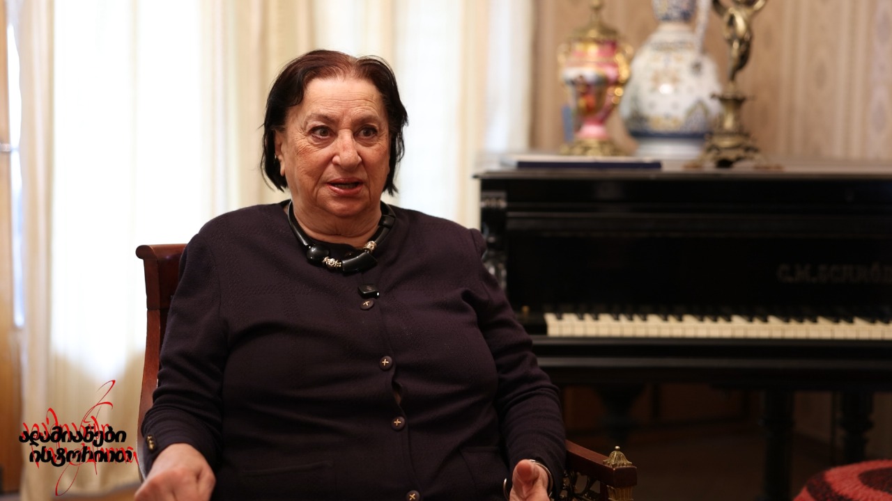 <p style="text-align: justify">ქალი ლეგენდა - სწორედ ასე შეიძლება უწოდო ნანული აბესაძეს, ერთ-ერთ ყველაზე გამორჩეულ ქართველ მომღერალს, რომლის ბგერას და ენერგიას არ იცნობს არც დრო და არც სივრცე. მის ხმაში არის სიწმინდე, ტკივილი, სინაზე და სიხარული, ყველაფერი, რაც ქართველის სულს გამოარჩევს.</p><p style="text-align: justify">დღეს ნანული აბესაძე 89 წლისაა, თუმცა ასაკს სრულიად ვერ გრძნობს. ის კვლავ სავსეა სიცოცხლით, ენერგიით და ოპტიმიზმით. როგორც თავად ამბობს, დღემდე დარბის, ცურავს და აქტიურ ცხოვრებას არ ღალატობს და ასე ინარჩუნებს ფორმას.</p><p style="text-align: justify">ნანული აბესაძე ზესტაფონში დაიბადა, ფეროშენადნობთა ქარხნის ტერიტორიაზე. მისი ოჯახი განათლებითა და კეთილშობილებით გამოირჩეოდა. მამა, პროფესიონალი ეკონომისტი, თბილისის სახელმწიფო უნივერსიტეტის რექტორ ვიქტორ კუპრაძესთან მუშაობდა. ნანული სიყვარულით იხსენებს მას, როგორც გონიერ, თავმდაბალ და კეთილშობილ ადამიანს. დედა კი საოცარი სილამაზით იყო ცნობილი, იმდენად, რომ ერთხელ თავად ნატო ვაჩნაძემ, ქალმა, რომლის გარეგნობამ მსოფლიო აღაფრთოვანა, ქუჩაში გააჩერა და გაოცებით ჰკითხა: "საიდან გაქვთ ასეთი სილამაზე?“.</p><p style="text-align: justify">მან ბავშვობა პეტრიაშვილის ქუჩაზე გაატარა, იმ ქუჩაზე, სადაც იზრდებოდნენ თამაზ და ოთარ ჭილაძეები. სწორედ მათთან ერთად დაიწყო მისი გზაც ხელოვნებისა და მეგობრობის სამყაროში. მეგობრობა, რომელიც ბავშვობიდან მოყოლებული მთელი ცხოვრება გაგრძელდა, იყო სულიერი სითბოსა და შემოქმედებითი სიახლოვის ნიშანი.</p><p style="text-align: justify">მისი პირველი სცენური გამოსვლა თბილისის ტექნიკური უნივერსიტეტის (მაშინდელი გეპეის) სცენაზე შედგა. სწორედ იქ პირველად იგრძნო მაყურებლის სიყვარული და მაშინვე მიხვდა, რომ სცენა მისი მოწოდება იყო. ამ დღიდან იწყება ნანული აბესაძის დიდი გზა, გზა, რომელიც ქართულმა მუსიკამ ოქროს ასოებით შეიტანა თავის ისტორიაში.</p><p style="text-align: justify">ერთ-ერთ კონცერტზე მასთან მივიდა ცნობილი ქართველი მეცნიერი, ასტრონომი და საქართველოს მეცნიერებათა აკადემიის პრეზიდენტი ევგენი ხარაძე, რომელმაც უთხრა: "ნანული, იმღერე ქართული და რუსული რომანსები, ისინი დიდ ასპარეზზე გაგიყვანს". ეს წინასწარმეტყველება ასრულდა, ნანული აბესაძე რომანსების გამორჩეულ შემსრულებლად იქცა.</p><p style="text-align: justify">მისი შემოქმედების ერთ-ერთი ყველაზე მნიშვნელოვანი ეტაპი საფრანგეთს უკავშირდება. პარიზის „ოლიმპიას“ სცენაზე ნანულიმ ერთთვიანი საკონცერტო პროგრამა გამართა, სადაც ყოველ საღამოს დარბაზი ბოლომდე ივსებოდა. ფრანგული პუბლიკა აღფრთოვანებული იყო &nbsp;ქართველი მომღერლით, რომლის ხმა თითქოს ყველა ენისა და საზღვრის მიღმა აღწევდა.</p><p style="text-align: justify">ნანული აბესაძე გვიყვება თუ როგორ შეიქმნა გიორგი ჩუბინიშვილის რომანსების ანთოლოგია, რომანსების რომლებიც მის რეპერტუარში ყოველთვის გამორჩეულ ადგილს იკავებდა.</p><p style="text-align: justify">მუსიკოსი განსაკუთრებული სიყვარულით იხსენებს ადამიანებს, რომლებიც მთელი ცხოვრების განმავლობაში მის გვერდით იდგნენ: სულიკო კოროშინაძე, ბებიკა ჯაიანი, გია ჭირაქაძე, კონსტანტინე პევზნერი… ისინი ერთად ქმნიდნენ იმ ეპოქას, რომლის გარეშე ქართული სცენის ისტორია წარმოუდგენელია.</p><p style="text-align: justify">სიმღერა "შენ მხოლოდ შენ“ ნანული აბესაძის ერთ-ერთ ყველაზე ცნობილ და ემოციურ ნამუშევრად იქცა. ის იხსენებს, როგორ შეიქმნა ეს სიმღერა გია ყანჩელთან და მორის ფოცხიშვილთან ერთად: „პირველად რომ აჟღერდა მელოდია, ყველამ ვიცოდით, რომ რაღაც განსაკუთრებულს ვქმნიდით". დღეს ეს სიმღერა სიყვარულის, სინაზისა და სიმარტივის მარადიული ნიშანია.</p><p style="text-align: justify">მრავალი წარმატებისა და აღიარების მიუხედავად, ნანული აბესაძის მთავარი სურვილი მარტივია: "ქართველმა გაამართლოს ქართველობა". ამ სიტყვებში თავმოყრილია მთელი მისი ცხოვრების ფილოსოფია - ღირსება, პატიოსნება და სამშობლოს სიყვარული.</p><p style="text-align: justify">ნანული აბესაძე დღესაც ისეთივე ხალისიანი და სიცოცხლით სავსეა, როგორც ახალგაზრდობაში. მისი თვალები ისევ ანათებს იმ სინათლით, რომელიც მხოლოდ ნამდვილ ხელოვანს აქვს.</p><p style="text-align: justify">ნანული აბესაძე არ არის მხოლოდ მომღერალი, ის ეპოქაა. ქალი, რომელმაც თავისი ხმით მსოფლიოს საქართველო გააცნო; ქალი, რომელმაც აჯობა დროს და რომელმაც თავისი ხმა ისტორიად აქცია.</p><p style="text-align: justify">მისი ხავერდოვანი ხმა დღემდე ჟღერს და გვახსენებს, რომ ნამდვილი ხელოვნება არასოდეს ბერდება.</p><p style="text-align: justify"><strong><em>ბექა გელდიაშვილი</em></strong></p><div class="iframe-wrapper"><iframe src="https://www.youtube.com/embed/jU5mzTLrejw?si=AYcUXbP8NcQZbC37" frameborder="0" allowfullscreen="true" width="560" height="315" title="YouTube video player" allow="accelerometer; autoplay; clipboard-write; encrypted-media; gyroscope; picture-in-picture; web-share"></iframe></div>