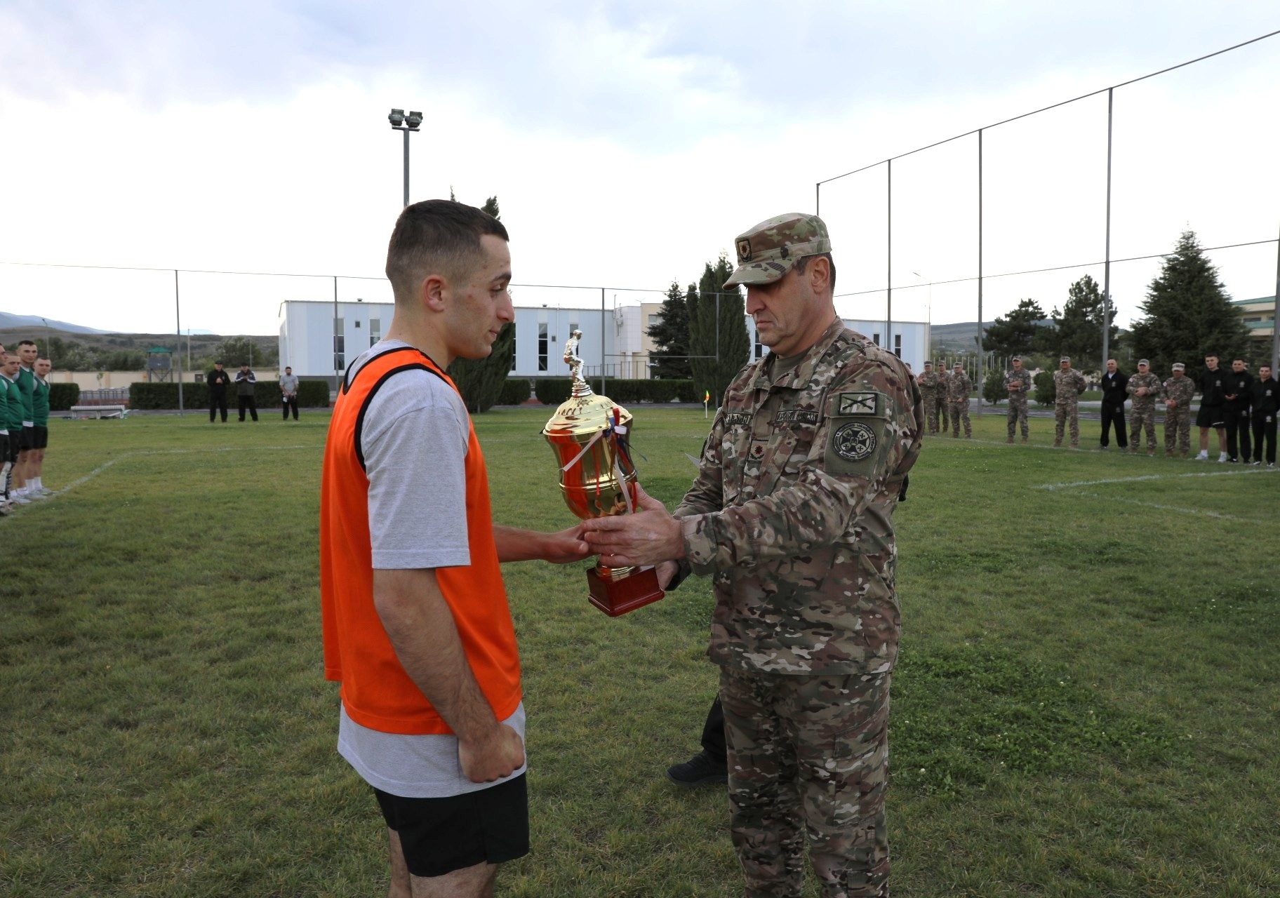 <p style="text-align: justify">ეროვნული თავდაცვის აკადემიაში შიდა საფეხბურთო ტურნირი გაიმართა. ტურნირში მონაწილეობა მიიღო იუნკერების, მსმენელების და სერჟანტ/ოფიცრებისგან დაკომპლექტებულმა რვა გუნდმა.</p><p style="text-align: justify">ფინალურ შეხვედრას აკადემიის რექტორი ბრიგადის გენერალი მამია ბალახაძე და სტრუქტურული ერთეულების ხელმძღვანელი პირები დაესწრნენ.</p><p style="text-align: justify">ფინალურ შეხვედრაში ერთმანეთს იუნკერთა სასწავლო ბატალიონის მეოთხე და მეორე კურსის იუნკერების გუნდები დაუპირისპირდნენ, რომელშიც გამარჯვება მეორე კურსის გუნდმა მოიპოვა. გამარჯვებულ გუნდს თასი აკადემიის რექტორმა გადასცა. მეორე ადგილზე გასული გუნდი კი, საპატიო სიგელით დაჯილდოვდა. ასევე, გამოვლინდა ტურნირის „საუკეთესო ფეხბურთელი“, რომელიც მეორე კურსის იუნკერი მიხეილ სამადაშვილი გახდა.</p><p style="text-align: justify">ეროვნული თავდაცვის აკადემიაში გამართული სპორტული აქტივობები ჯანმრთელი ცხოვრების წესის პოპულარიზაციას უწყობს ხელს. ამ კუთხით აკადემიაში სპორტის სხვადასხვა სახეობაში შეჯიბრებები, მათ შორის, ფეხბურთის ტურნირი ყოველწლიურად ტარდება.</p>