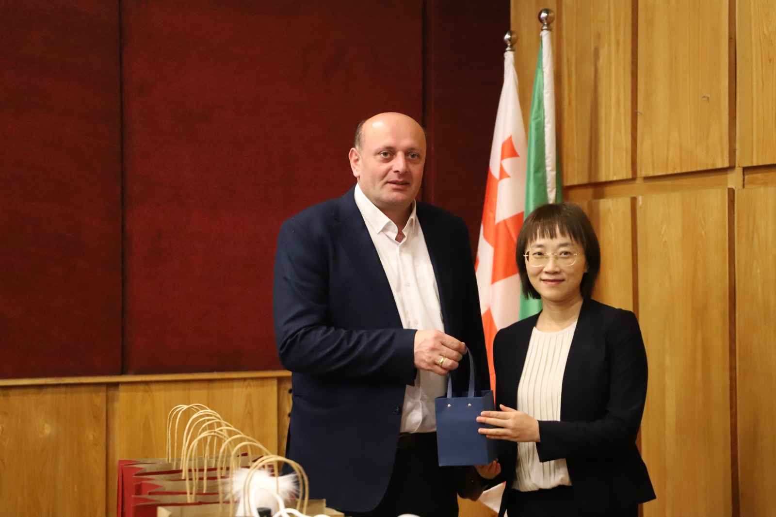 <p style="text-align: justify">თერჯოლის მუნიციპალიტეტის მერმა მანუჩარ რობაქიძემ ჩინეთის სახალხო რესპუბლიკიდან დელეგაციას უმასპინძლა, რომლის შემადგენლობაში ჩინეთის საერთაშორისო ვაჭრობის ხელშეწყობის საბჭოს კუეიჭოუს პროვინციის ექსპო ბიუროს საერთაშორისო ურთიერთობების დეპარტამენტის წარმომადგენლები არიან.&nbsp;</p><p style="text-align: justify">თერჯოლის მერთან შეხვედრაზე საუბარი შეეხო ეკონომიკური, სავაჭრო და კულტურული მიმართულებებით სამომავლო თანამშრომლობას, ასევე რეგიონის ბიზნესასოციაციებს და ღვინის საწარმოებთან პარტნიორობას.</p><p style="text-align: justify">მანუჩარ რობაქიძემ საქართველო-ჩინეთის, მჭიდრო მეგობრულ ურთიერთობასა და სტრატეგიულ პარტნიორობაზე გაამახვილა ყურადღება და სტუმრებს მუნიციპალიტეტის &nbsp;ეკონომიკური და ტურისტული &nbsp;პოტენციალის შესახებ ესაუბრა.</p><p style="text-align: justify">შეხვედრას იმერეთის სახელმწიფო &nbsp;რწმუნებულის აპარატის უფროსი ნიკა კვერნაძე, იმერული ღვინის ასოციაციის ხელმძღვანელი ქეთევან ჯურხაძე და თერჯოლის მუნიციპალიტეტის ადგილობრივი თვითმმართველობის წარმომადგენლები ესწრებოდნენ.</p><p style="text-align: justify">მერიაში გამართული შეხვედრის დასრულების შემდეგ, მანუჩარ რობაქიძემ ჩინური დელეგაციის წევრებს თერჯოლის მეღვინეობა "ხარება" დაათვალიერებინა.</p>