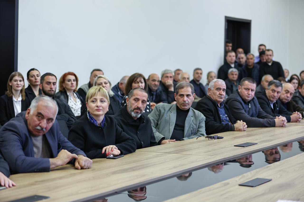 <p style="text-align: justify">ქვემო ქართლში სახელმწიფო რწმუნებულმა ილია ჯალაღანიამ, თეთრიწყაროს მუნიციპალიტეტის მერიის თანამშრომლებს ახლად არჩეული მერი მიხეილ აფციაური წარუდგინა.</p><p style="text-align: justify">მუნიციპალიტეტის მერიის ინფორმაციით, სახელმწიფო რწმუნებულმა ახლად არჩეულ მერს წარმატებები უსურვა, ხაზი გაუსვა ცენტრალური და ადგილობრივი ხელისუფლების კოორდინირებული მუშაობის მნიშვნელობას მუნიციპალიტეტში მიმდინარე და დაგეგმილი პროექტების ეფექტიანად განხორციელების პროცესში. ასევე აღინიშნა, რომ პრიორიტეტულია მოსახლეობის საჭიროებებსა და არსებულ გამოწვევებზე დროული რეაგირება.</p><p style="text-align: justify">შეხვედრას ქვემო ქართლში სახელმწიფო რწმუნებულის მოადგილე სოსო ალიბეგაშვილი და ადგილობრივი ხელისუფლების წარმომადგენლები ესწრებოდნენ.</p>