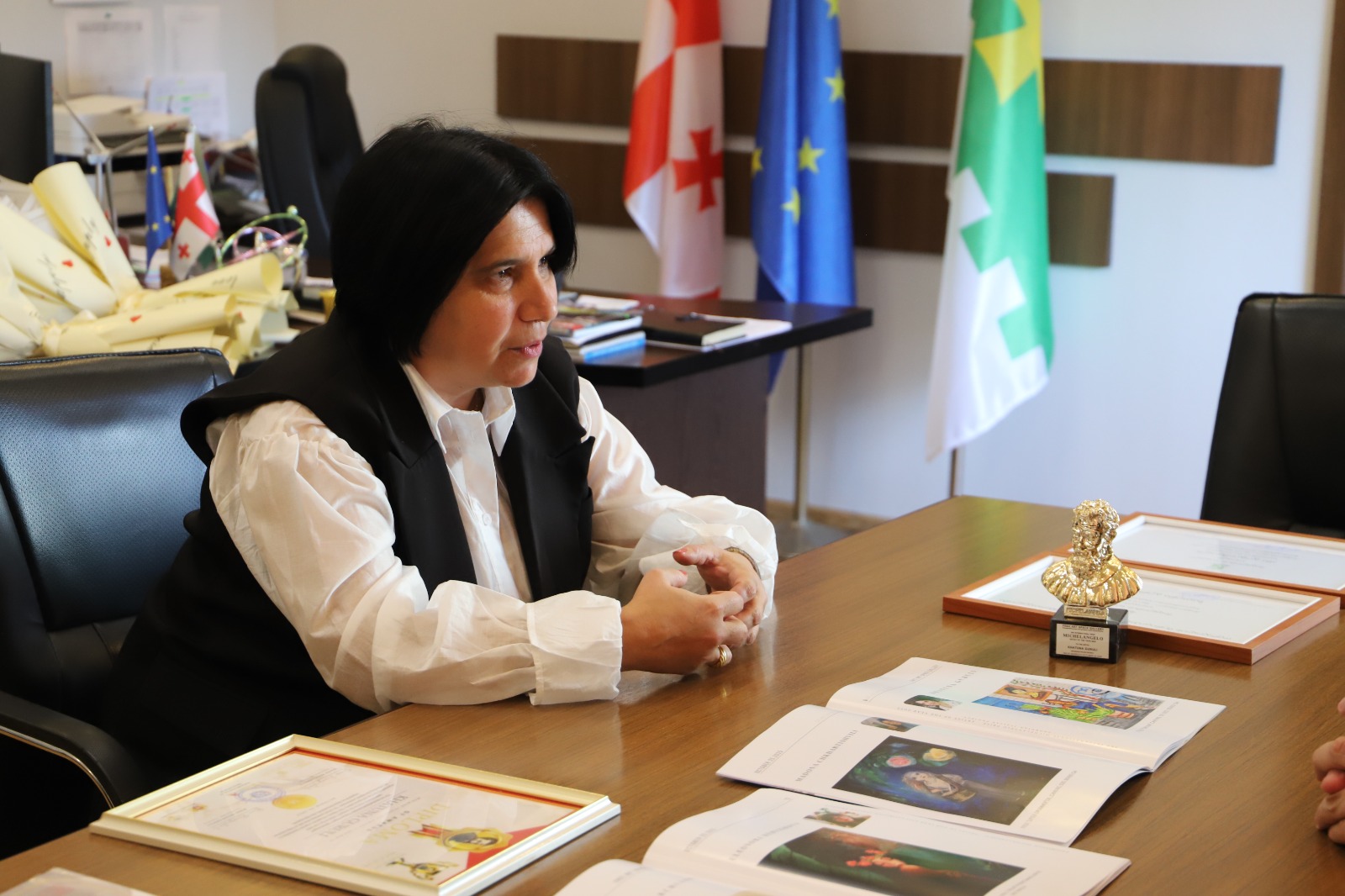 <p style="text-align: justify">თერჯოლის მუნიციპალიტეტის მერი მანუჩარ რობაქიძე "მიქელანჯელო - წლის ხელოვანი 2025“-ის მესამე საერთაშორისო პრემიის მონაწილე ხელოვანებს შეხვდა. </p><p style="text-align: justify">მანუჩარ რობაქიძემ ღონისძიების მონაწილეებს წარმატება მიულოცა და აღნიშნა, რომ ადგილობრივი ხელოვანების მიღწევები განსაკუთრებით საამაყოა. </p><p style="text-align: justify">თავისუფალი ხელოვნების სივრცე გალერეას ორგანიზებით ჩატარებული პროექტი "მიქელანჯელო-წლის ხელოვანი -2025“ თანამედროვე ქართველი ხელოვანებისა და მხატვრების გამორჩეულ მიღწევებს მიეძღვნა. თერჯოლის მუნიციპალიტეტის წარმომადგენელი ხათუნა გურული „მიქელანჯელო-წლის ხელოვანი 2025“-ის ლაურეატის პრემიის მფლობელი გახდა, შესაბამისი პრიზით და დიპლომით დაჯილდოვდა. ანა გოგიაშვილს კი, ღონისძიებაში მონაწილეობისათვის დიპლომი გადაეცა. ორივე ხელოვანის ნამუშევრები „მიქელანჯელო-წლის ხელოვანი 2025“- ის კატალოგში განთავსდება. </p><p style="text-align: justify">პროექტი „მიქელანჯელო-წლის ხელოვანი -2025“ ქართული და იტალიური კულტურული თანამშრომლობის ფარგლებში გაიმართა, რომლის მიზანი ორ ქვეყანას შორის კულტურული დიალოგის გაღრმავებაა.</p>