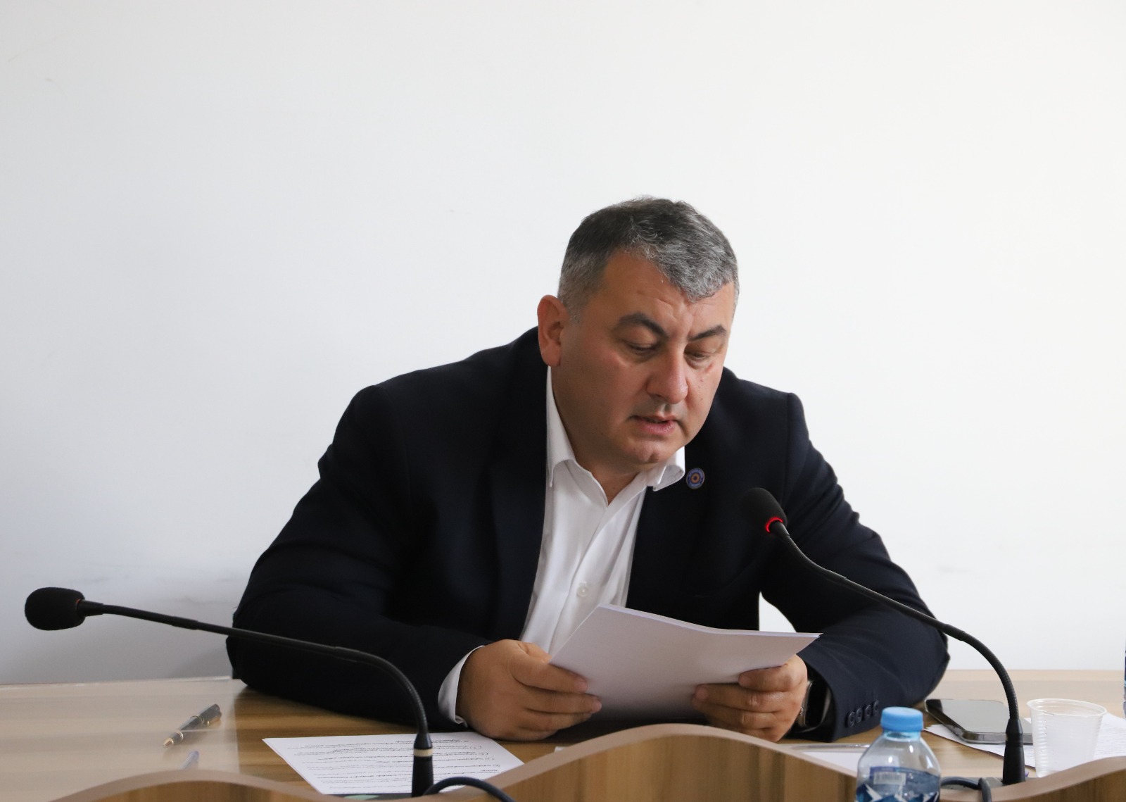 <p style="text-align: justify">თერჯოლის მუნიციპალიტეტის საკრებულოში ახალი მოწვევის საკრებულოს პირველი სხდომა გაიმართა. სხდომა თერჯოლის საოლქო საარჩევნო კომისიის თავმჯდომარემ ნაზი სირაძემ გახსნა, 2025 წლის თვითმმართველობის არჩევნების შედეგებზე ისაუბრა, ასევე წარმოადგინა ოქტომბრის არჩევნების მონაცემები და შემაჯამებელი ოქმი.</p><p style="text-align: justify">სხდომაზე საკრებულოს წევრებმა აირჩიეს დროებითი სამანდატო და ხმის დამთვლელი კომისიები. </p><p style="text-align: justify">ახალი საკრებულო 35 დეპუტატისგან შედგება.</p><p style="text-align: justify">სხდომაზე, უმრავლესობის წარდგინებით, ფარული კენჭისყრის საფუძველზე, საკრებულოს თავმჯდომარედ სოსო ჩაფიჩაძე აირჩიეს. </p><p style="text-align: justify">თავმჯდომარის პირველ მოადგილედ არჩეულ იქნა დავით გოგბერაშვილი, ხოლო მოადგილეებად: ჯემალ ისაკაძე და სერგი ჯიხვაშვილი. </p><p style="text-align: justify">ეკონომიკისა და ქონების მართვის საკითხთა კომისიის თავმჯდომარე აირჩიეს ბადრი ბუცხრიკიძე; </p><p style="text-align: justify">საფინანსო - საბიუჯეტო კომისიის თავმჯდომარედ - ზურაბი ჩხიკვაძე; </p><p style="text-align: justify">იურიდიულ საკითხთა კომისიის თავმჯდომარედ - ბიძინა ბუცხრიკიძე; </p><p style="text-align: justify">ჯანდაცვისა და სოციალურ საკითხთა კომისიის თავმჯდომარედ - ლაშა ლანჩავა;</p><p style="text-align: justify">კულტურის, განათლების, სპორტისა და ახალგაზრდულ საქმეთა კომისიის თავმჯდომარე - ნინო ოქრუაძე;</p><p style="text-align: justify">თერჯოლის მუნიციპალიტეტის საკრებულოში შეიქმნა ორი ფრაქცია: „ქართული ოცნება - დემოკრატიული საქართველო“ და „ხალხის ძალა“.</p><p style="text-align: justify">ფრაქციის "ქართული ოცნება - დემოკრატიული საქართველო“ თავმჯდომარედ გოჩა ვერულაშვილი აირჩიეს.</p><p style="text-align: justify">ფრაქციის "ხალხის ძალა" თავმჯდომარედ ომარ ჯიხვაშვილი აირჩიეს.</p>