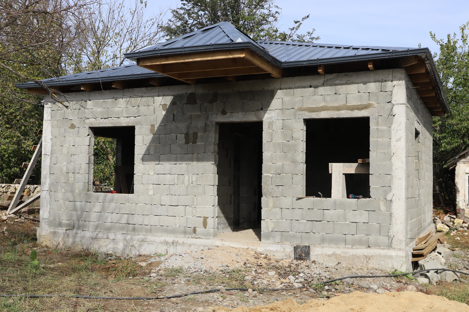 <p style="text-align: justify">თერჯოლის მუნიციპალიტეტის მერი მანუჩარ რობაქიძე, იმერეთში სახელმწიფო რწმუნებულთან ლევან ზალკალიანთან და საკრებულოს თავმჯდომარე გიორგი ბარათაშვილთან ერთად, სოციალურად დაუცველი ოჯახებისთვის საცხოვრებელი სახლების მშენებლობის პროცესს გაეცნო.</p><p style="text-align: justify">ახალი საცხოვრებელი სახლი მუნიციპალიტეტში მცხოვრებ 9 უსახლკარო, სოციალურად დაუცველ ოჯახს გადაეცემა. </p><p style="text-align: justify">მუნიციპალიტეტის მერიის ინფორმაციით, სოციალურად დაუცველი ოჯახების დახმარებისა და გაძლიერების მიზნით, აღნიშნული პროგრამის ფარგლებში ადგილობრივი ბიუჯეტიდან 400 000 ლარია გამოყოფილი.</p><p style="text-align: justify">სოციალური პროგრამა, რომელიც თერჯოლის მუნიციპალიტეტში 2019 წლიდან ხორციელდება, ითვალისწინებს ინდივიდუალური სახლების მშენებლობას, ან შეძენას მძიმე საყოფაცხოვრებო პირობების მქონე სოციალურად დაუცველი პირებისთვის, რომელთა სახლები დაზიანების მასშტაბის გამო დემონტაჟს ექვემდებარება.</p><p style="text-align: justify">პროგრამის ფარგლებში ახალი საცხოვრებელი სახლი უკვე 50 ოჯახს გადაეცა.</p>