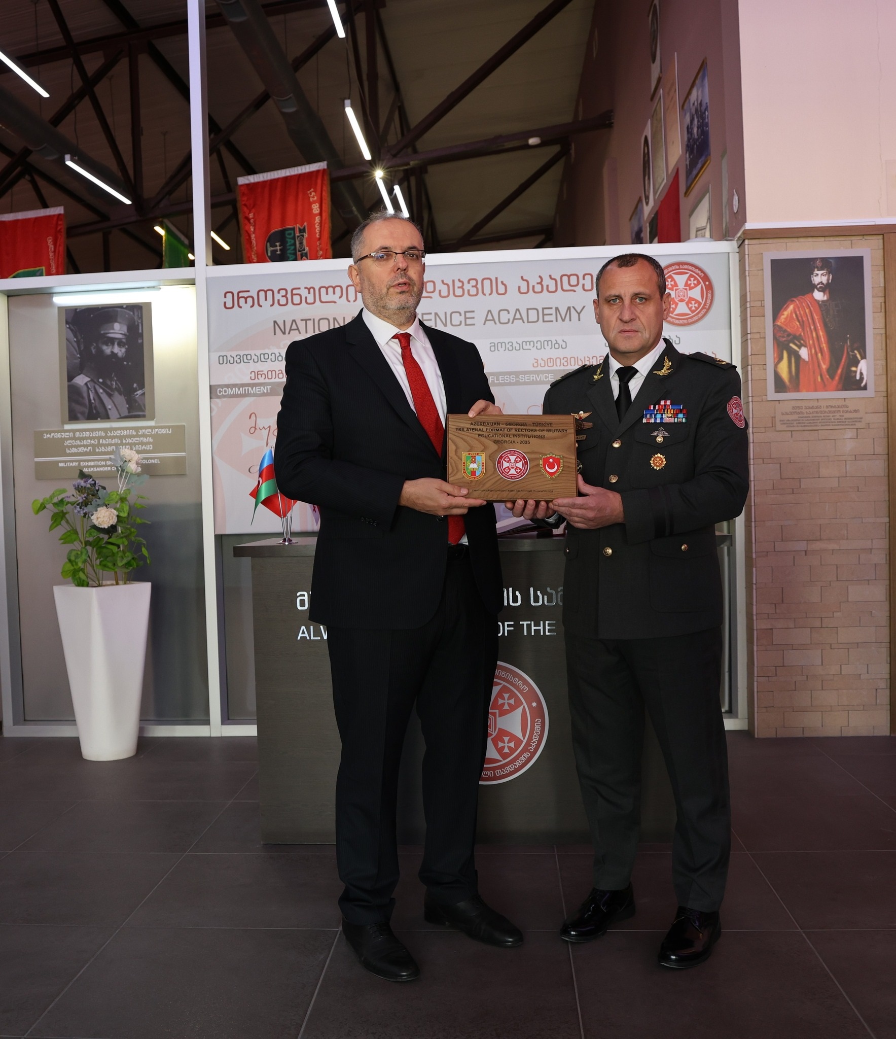 <p style="text-align: justify">ეროვნული თავდაცვის აკადემიის რექტორმა, ბრიგადის გენერალმა მამია ბალახაძემ აზერბაიჯანი-თურქეთი-საქართველოს სამხედრო საგანმანათლებლო დაწესებულებების რექტორების სამმხრივი ფორმატის ფარგლებში, აზერბაიჯანის ეროვნული თავდაცვის უნივერსიტეტის რექტორის მოადგილეს გენერალ-მაიორ არიფ ჰასანი ჰასანოვს და თურქეთის ეროვნული თავდაცვის უნივერსიტეტის რექტორს ერჰან აფიონჯუს უმასპინძლა.</p><p style="text-align: justify">პრესსამსახურის ინფორმაციით, შეხვედრაზე, აკადემიის რექტორმა, ბრიგადის გენერალმა მამია ბალახაძემ ეროვნული თავდაცვის აკადემიაში განხორციელებულ სიახლეებსა და სამომავლო გეგმებზე ისაუბრა, რის შემდეგ თითოეული ქვეყნის სამხედრო სასწავლებელმა წარადგინა პრეზენტაცია არსებული სამხედრო და აკადემიური პროგრამების, სწავლებების და საერთაშორისო აქტივობების შესახებ, ასევე განხილულ იქნა აღნიშნულ სამხედრო საგანმანათლებლო დაწესებულებებს შორის მიმდინარე და სამომავლო თანამშრომლობის საკითხები და მიმართულებები.</p><p style="text-align: justify">"შეხვედრის შემდეგ, სტუმრებმა ეროვნული თავდაცვის აკადემიის ინფრასტრუქტურა, სასწავლო ლაბორატორიები და მუზეუმი დაათვალიერეს და სამახსოვრო საჩუქრები გაცვალეს.</p><p style="text-align: justify">მოგვიანებით, ოფიციალური პირები დაესწრნენ კადეტთა სამმხრივ სპორტულ ღონისძიებებს, რომლებშიც ეროვნული თავდაცვის აკადემიის, აზერბაიჯანის და თურქეთის სამხედრო სასწავლებლების იუნკერები და კადეტები მონაწილეობენ.</p><p style="text-align: justify">აღსანიშნავია ის ფაქტი, რომ სამმხრივი ფორმატის შეხვედრა კიდევ უფრო ამყარებს საქართველოს ორ მეზობელ ქვეყანასთან სამხედრო განათლების სფეროში პარტნიორულ კავშირებს. აკადემიისთვის უმნიშვნელოვანესია მსგავსი თანამშრომლობის ფორმატებში სამუშაო შეხვედრების გამართვა უცხოური გამოცდილების გაზიარების თვალსაზრისით", - აღნიშნულია ინფორმაციაში.</p>