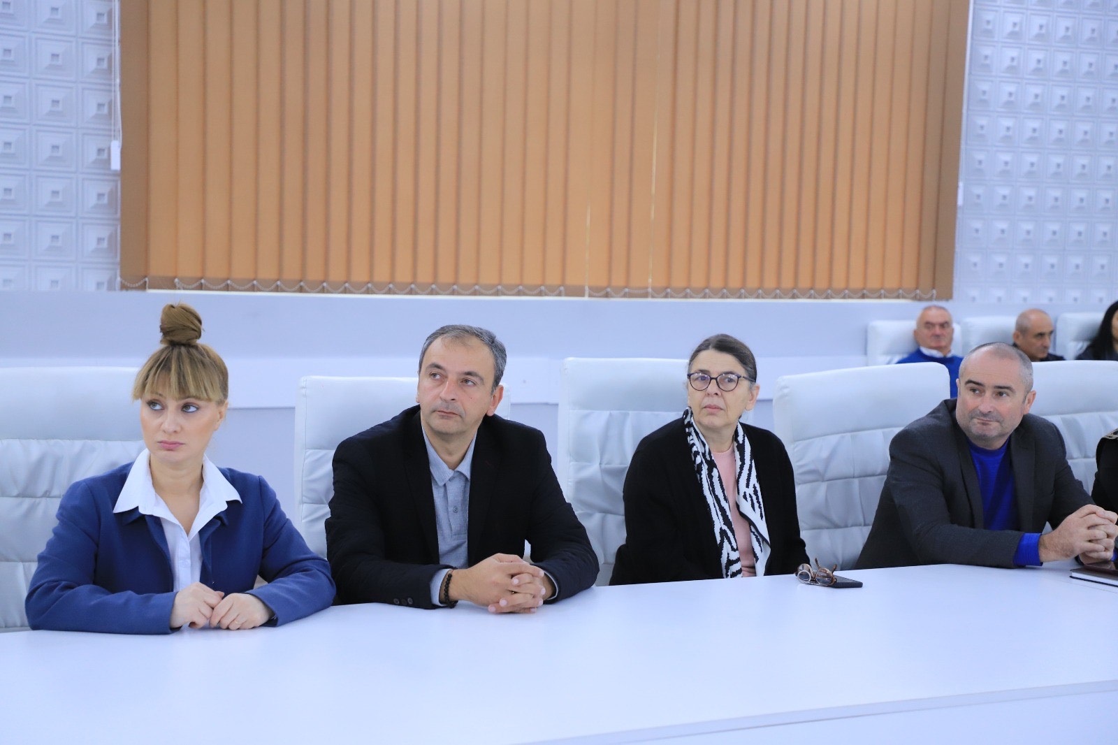 <p style="text-align: justify">ზესტაფონის მუნიციპალიტეტის ახლად არჩეული მერი ვახტანგ ღამბაშიძე უფლებამოსილების შესრულებას შეუდგა.</p><p style="text-align: justify">ახალი მერი მუნიციპალიტეტის მერიის თანამშრომლებს სახელმწიფო რწმუნებულმა იმერეთის მხარეში ლევან ზალკალიანმა წარუდგინა.</p><p style="text-align: justify">"კიდევ ერთხელ მინდა დიდი მადლობა გადავუხადო ჩვენს ამომრჩევლებს უწყვეტი თანადგომის, ნდობისა და მხარდაჭერისთვის.</p><p style="text-align: justify">მჯერა, რომ სწორი ხედვა, ჩვენი გუნდის თავდაუზოგავი შრომა და ჩვენს მოქალაქეებთან აქტიური თანამშრომლობა ზესტაფონს ახალ შესაძლებლობებს მოუტანს.</p><p style="text-align: justify">ჩემი მხრიდან ყველაფერს გავაკეთებ, რათა ზესტაფონს ღირსეული და განვითარებული მომავალი ჰქონდეს”, - განაცხადა ვახტანგ ღამბაშიძემ.</p>