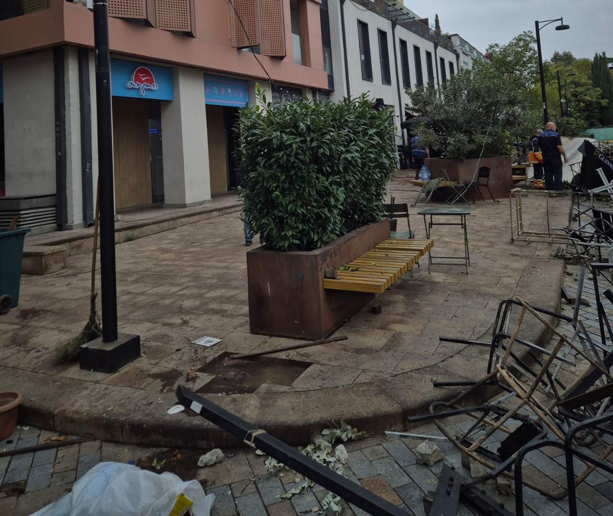 <p style="text-align: justify">გუშინდელი საპროტესტო აქციების შედეგად დაზიანებული ინფრასტრუქტურის შესახებ თბილისის მერია განცხადებას და ფოტოვიდეომასალას ავრცელებს.</p><p style="text-align: justify">"გვსურს, საზოგადოებას მივაწოდოთ ინფორმაცია გუშინდელი საპროტესტო აქციების შედეგად, მუნიციპალური ტერიტორიისა და ინფრასტრუქტურის დაზიანების შესახებ.&nbsp;</p><p style="text-align: justify">სამწუხაროდ, ზიანი მიადგა კულტურული მემკვიდრეობის ძეგლების ფასადებს, ჟალუზების და დეკორატიული მხატვრული მინათებების ნაწილს.</p><p style="text-align: justify">ორბელიანისა და თაბუკაშვილის ქუჩებსა და რუსთაველის გამზირზე დაზიანებულია საფეხმავლო ტროტუარები, ქვაფენილი, გარე განათების ბოძის სანათები, სადენები. ორბელიანის ქუჩაზე ჩაწყვეტილია და ჩატეხილია დეკორატიული განათებები, თაბუკაშვილის ქუჩაზე კი დამწვარია ნაგავშემკრები კონტეინერები. დაზიანებულია გარე ავეჯი, რომელიც კერძო კომპანიებს, კაფეების მფლობელებს ნაქირავებ ტერიტორიაზე ჰქონდათ განთავსებული.</p><p style="text-align: justify">როგორც იცით, დამტვრეულია პრეზიდენტის ადმინისტრაციის ეზოს ღობე, ხოლო მოპირდაპირე მხარეს განთავსებული ბოძკინტები დაზიანებული, დაღუნულია ბოლარდები, რომლებიც საფეხმავლო ზონას ავტომანქანების ზონისგან იცავენ. სხვადასხვა ინფრასტრუქტურა – საქანელები, მცენარეები, ქოთნები, გამწვანებული თარგები და დეკორატიული ელემენტები, რომლებიც რეაბილიტირებულ ქუჩაზე და კაფეების მიმდებარედ იყო, დიდწილად დაზიანებულია. აქედან ნაწილი აღდგენას ექვემდებარება, ნაწილი კი სრულად განადგურდა.</p><p style="text-align: justify">ამასთან, მიმდებარე ტერიტორიაზე დამტვრეულია საგზაო ნიშნები, შლაგბაუმი, რომელიც მიწისქვეშა პარკინგთან იყო დამონტაჟებული, მაჩვენებლის დაფა, დეკორატიული სცენა, რომელიც პარკინგის თავზე ორბელიანის ქუჩის მხარეს იყო მოწყობილი.</p><p style="text-align: justify">რაც შეეხება „კონკას“, რომელიც გამორჩეულად უყვართ თბილისელებს და ქალაქის ვიზიტორებს, მას დაზიანებული აქვს რამდენიმე დეკორატიული ელემენტი.</p><p style="text-align: justify">აქვე უნდა აღინიშნოს, რომ „თბილსერვის ჯგუფმა“ მუშაობა დაიწყო მყისიერად, როგორც კი ადგილზე შესვლის შესაძლებლობა მიეცა. შედეგად, გატანილია დამწვარი და დაზიანებული მასალა, ტერიტორია მოირეცხა და მოწესრიგდა. ამ ეტაპზე, მუნიციპალიტეტის შესაბამისი უწყების თანამშრომლები მუშაობენ ადგილზე, რომ ყველაფერი აღდგეს და პირვანდელი სახე დაიბრუნოს“, – აღნიშნულია თბილისის მერიის განცხადებაში.</p>